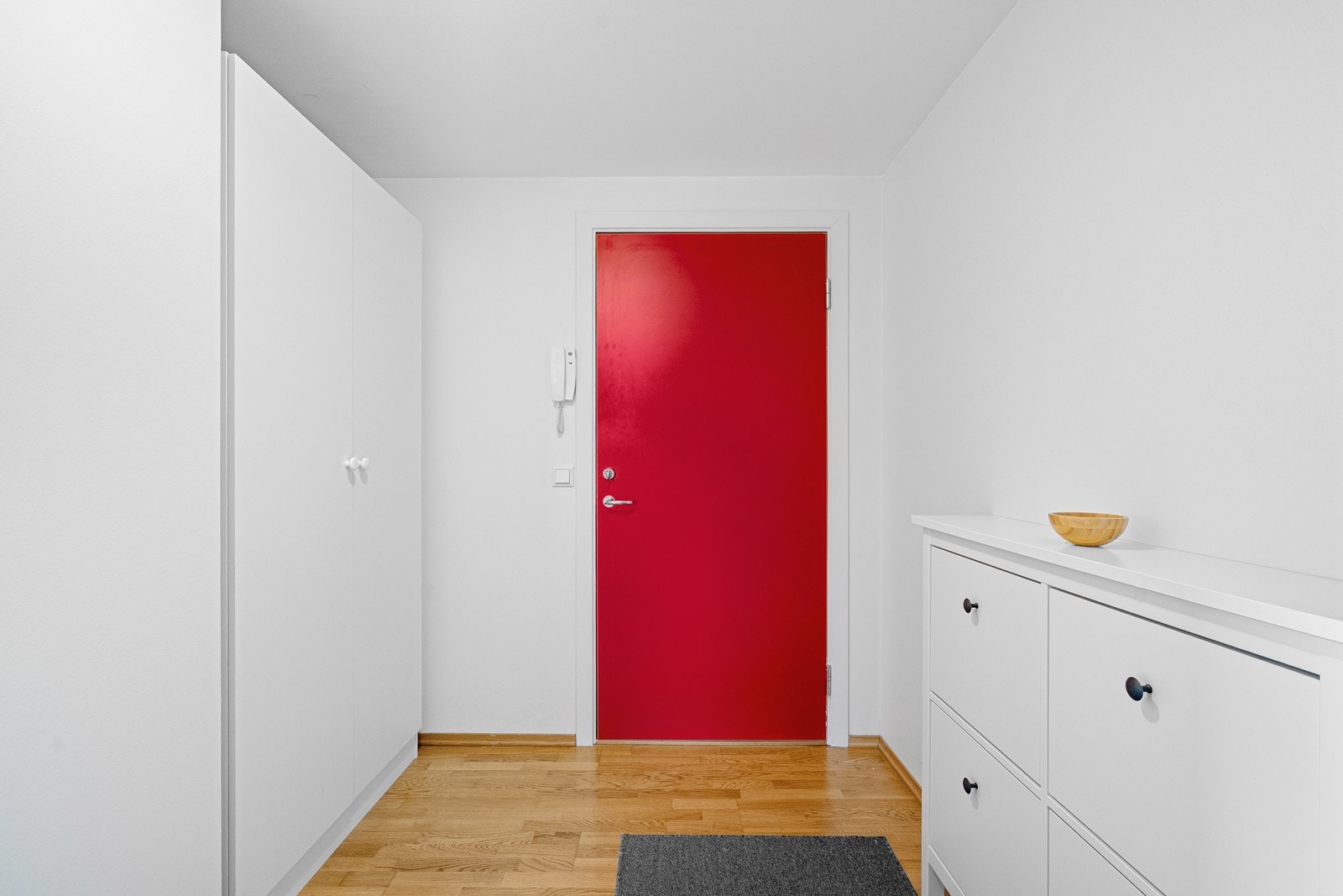 Velkommen inn - eller på vei ut igjen. Entréen gir et godt førsteinntrykk av boligen, med plass til nødvendig oppbevaring og en naturlig overgang videre inn i leiligheten. Galleribilde