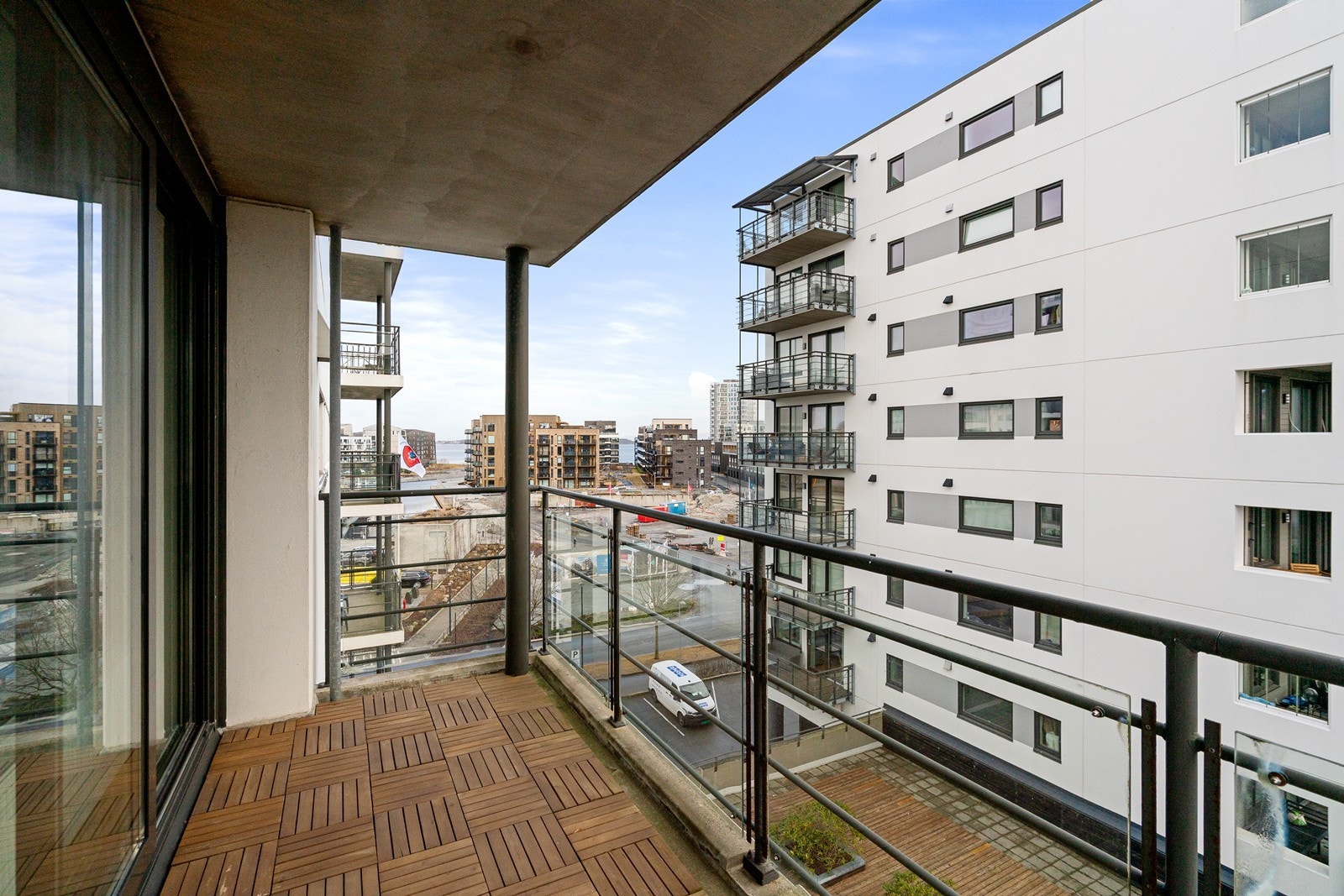 Fra stuen er det utgang til en romslig, solrik terrasse. Galleribilde