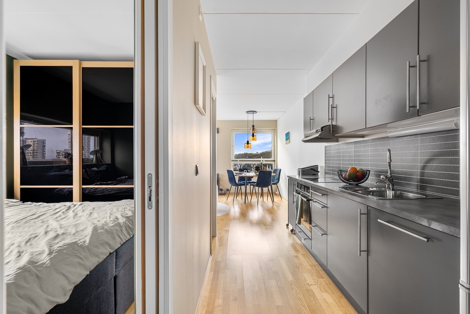 God benkeplass og masse skuffe- og skapplass til det en skulle ha behov for. Galleribilde