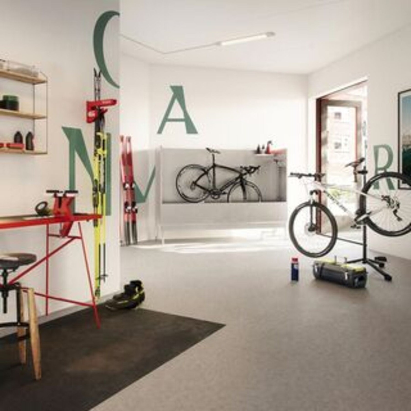 Sameiet byr på moderne fellesrom som dette rommet hvor man kan preppe ski eller reparere sykkelen f.eks. Galleribilde