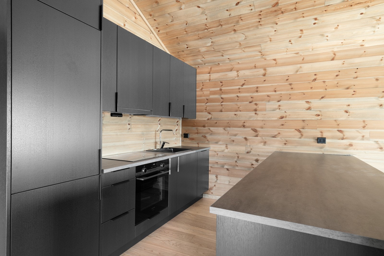 Kjøkken fra Bjerks Trevare med hvitevarer. Galleribilde