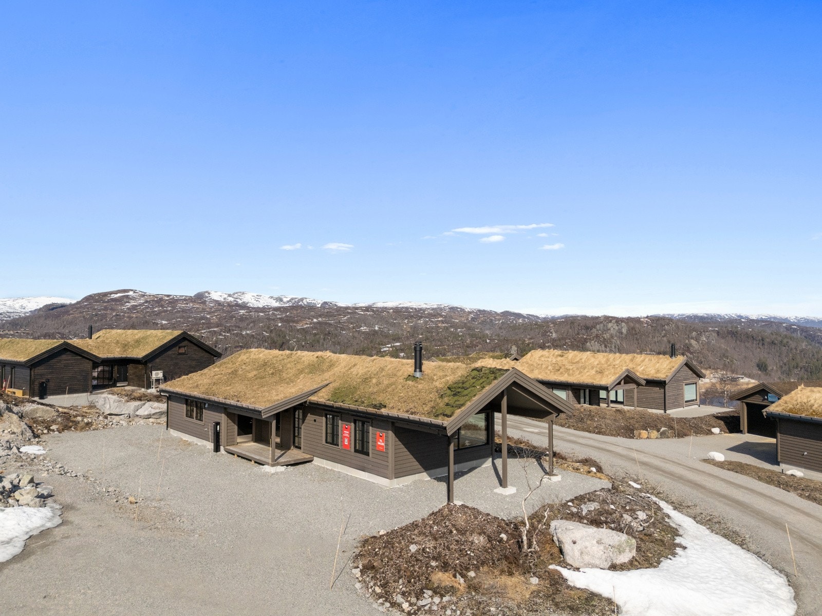 Flott beliggenhet innerst i blindvei. Mulighet for garasje og tilleggsbygg på eiendommen. Galleribilde