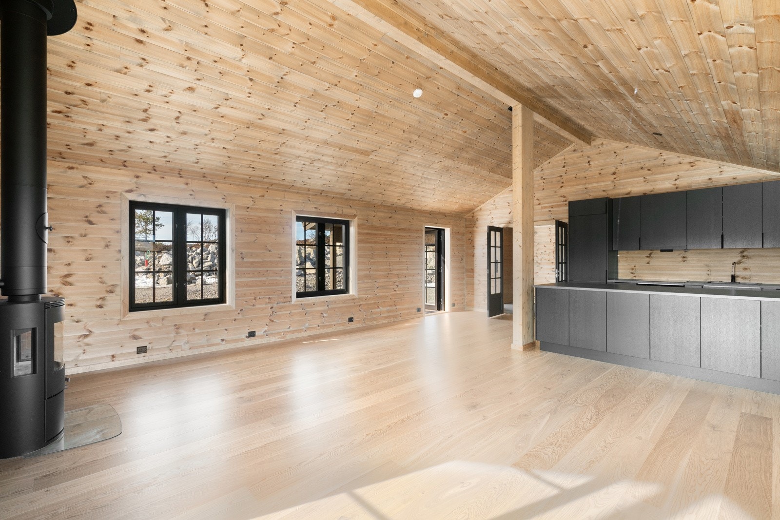 Kjøkken levert av Bjerks Trevare er komplett ferdig med hvitevarer. Galleribilde