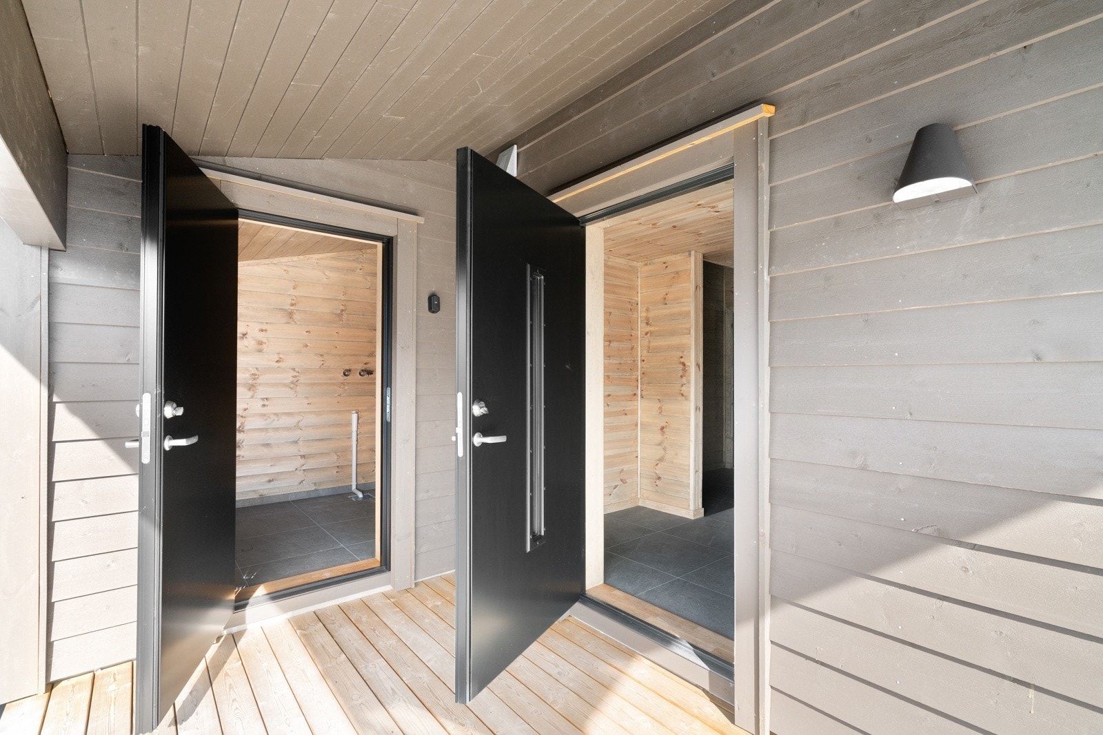 Skistall med innvendig og utvendig adkomst. Galleribilde