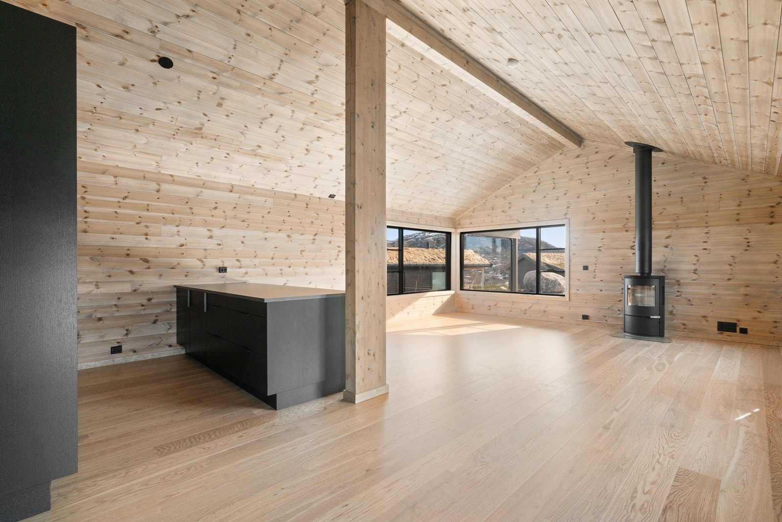 Romslig stue/kjøkken med flere møbleringsmuligheter. Galleribilde