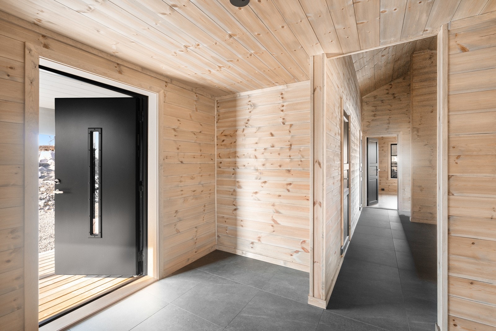 Romslig gang med 60x60 flis på gulv med varme. God plass avsatt til garderobeskap. Galleribilde