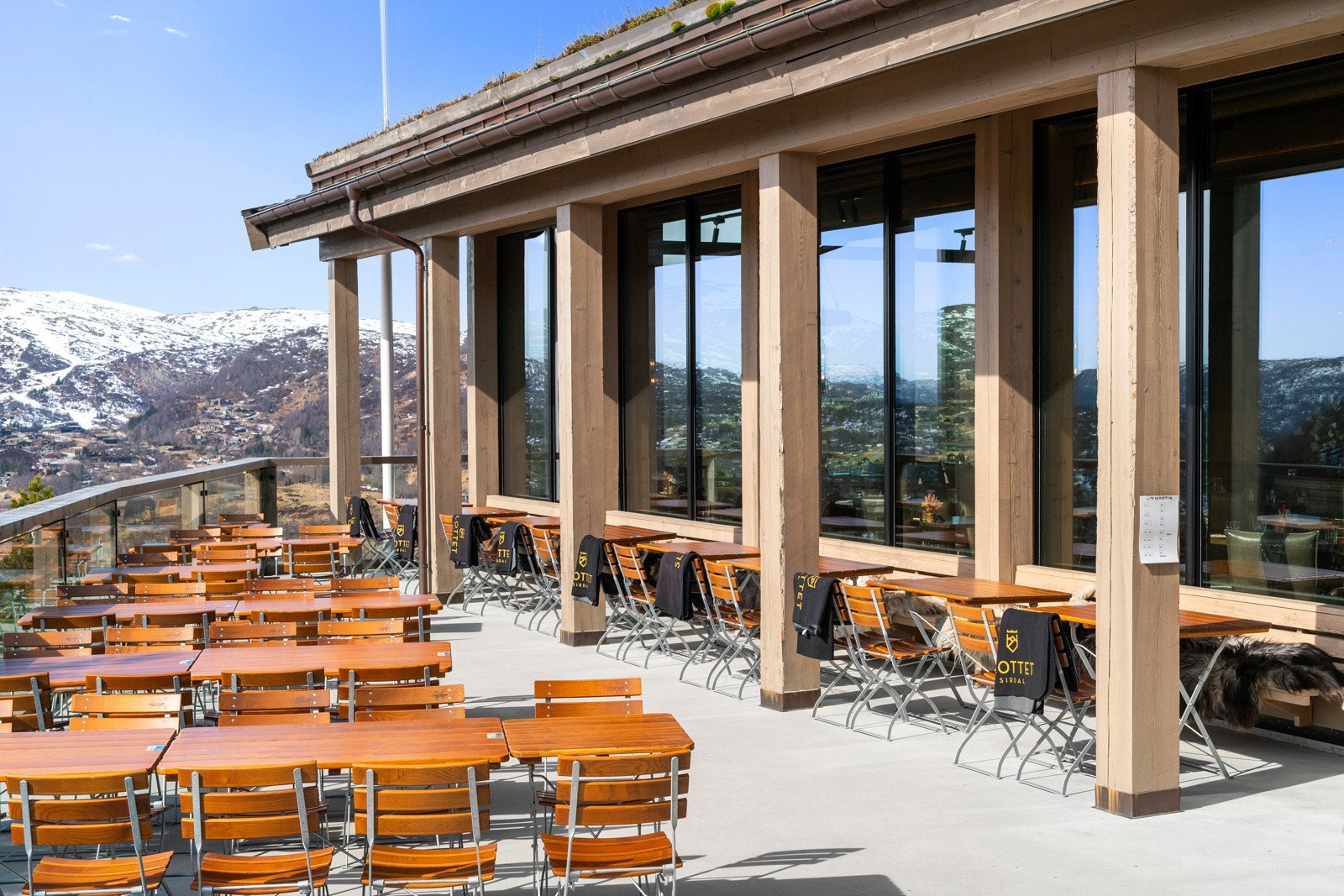 Nyt noe godt å spise i fantastiske omgivelser på Slottet. Galleribilde