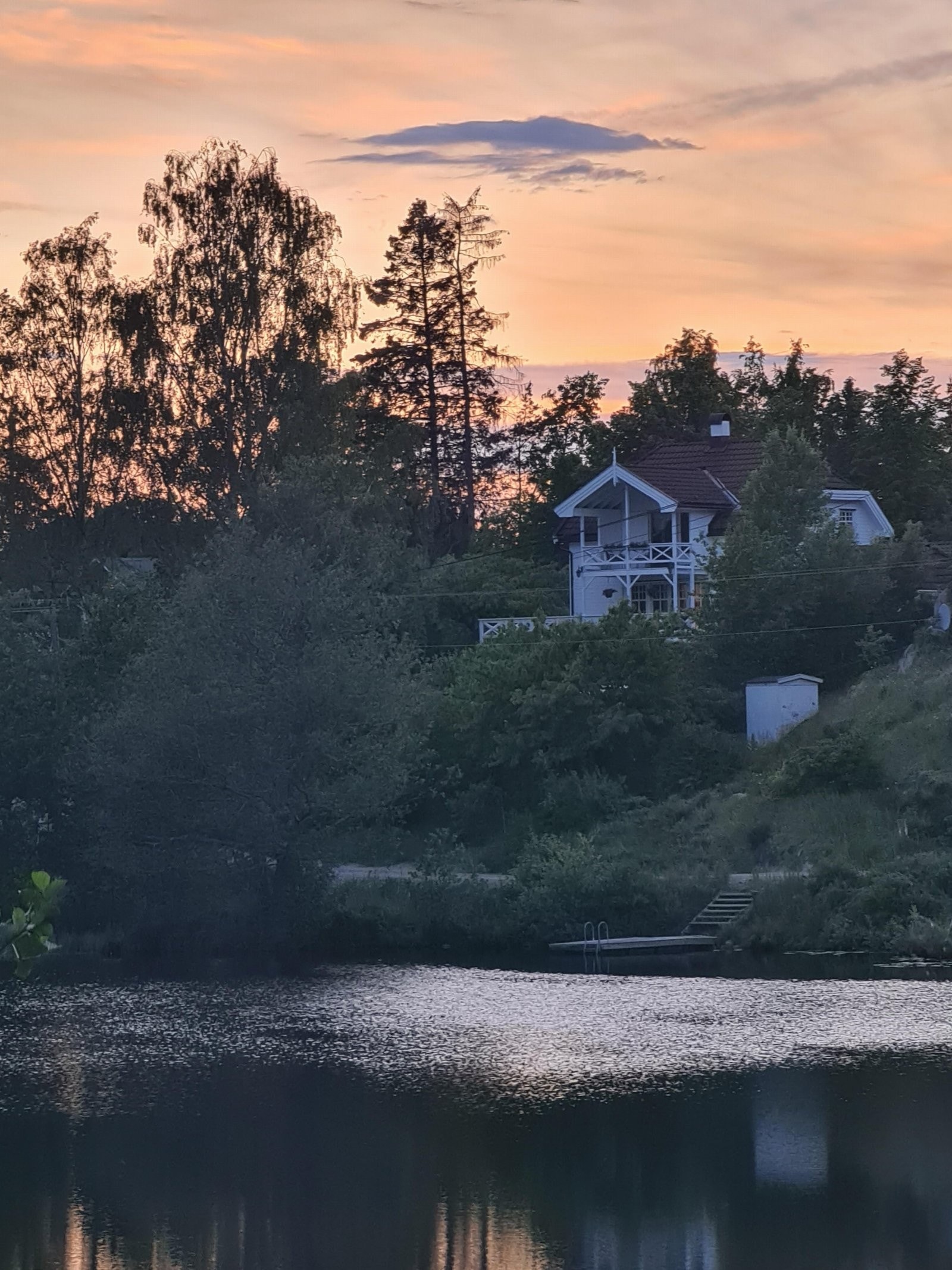 Eiendommen sett fra andre siden av tjernet (eiers eget bilde) Galleribilde
