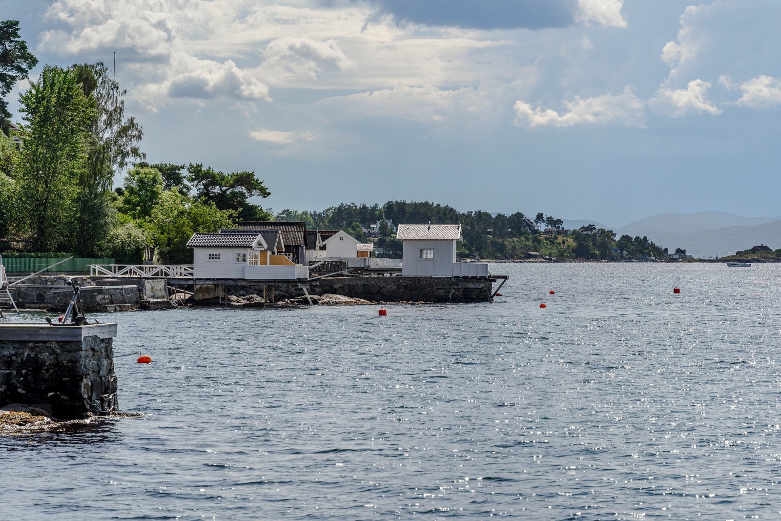 Et av Nesoddens særpreg er de idylliske badehusene som ligger langs kysten. Her slynger kyststien seg mellom svabergene, helt nede ved vannkanten. Galleribilde