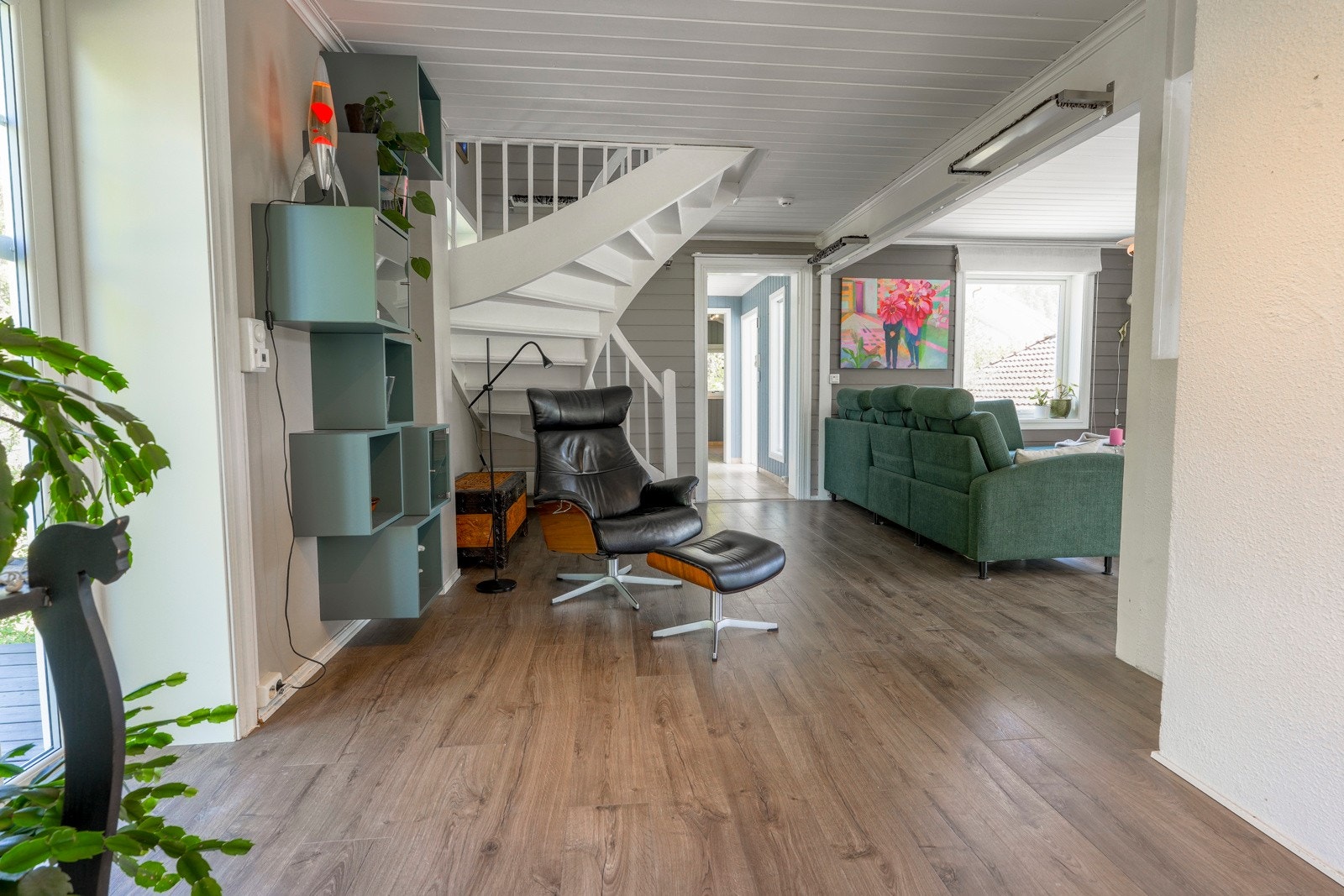 Stuen har god plass til både sofagruppe og spisebord som innbyr til sosialt samvær med familie og venner. Galleribilde