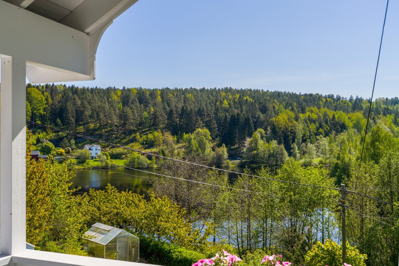 Idyllisk og sjarmerende eiendom på populære Fjellstrand på Nesoddens vestside. Galleribilde
