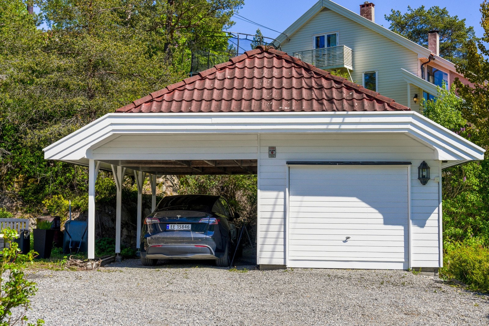 Enkel garasje på 19m², samt tilhørende carport på ca 20m². Lagring i loft over garasjen. Galleribilde
