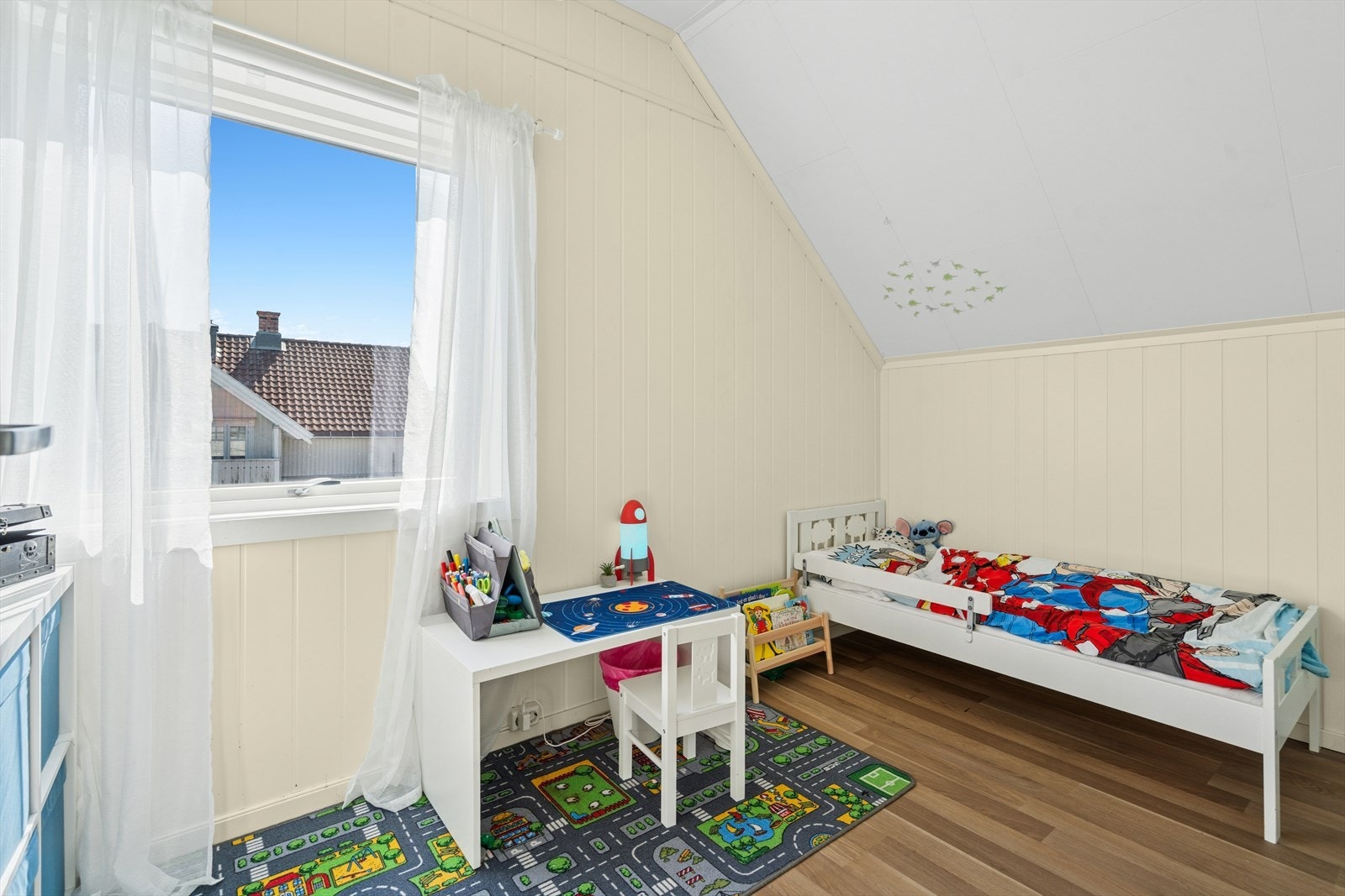 Det tredje soverommet er noe mindre enn det to andre, men fortsatt et romslig og anvendelig soverom. Galleribilde