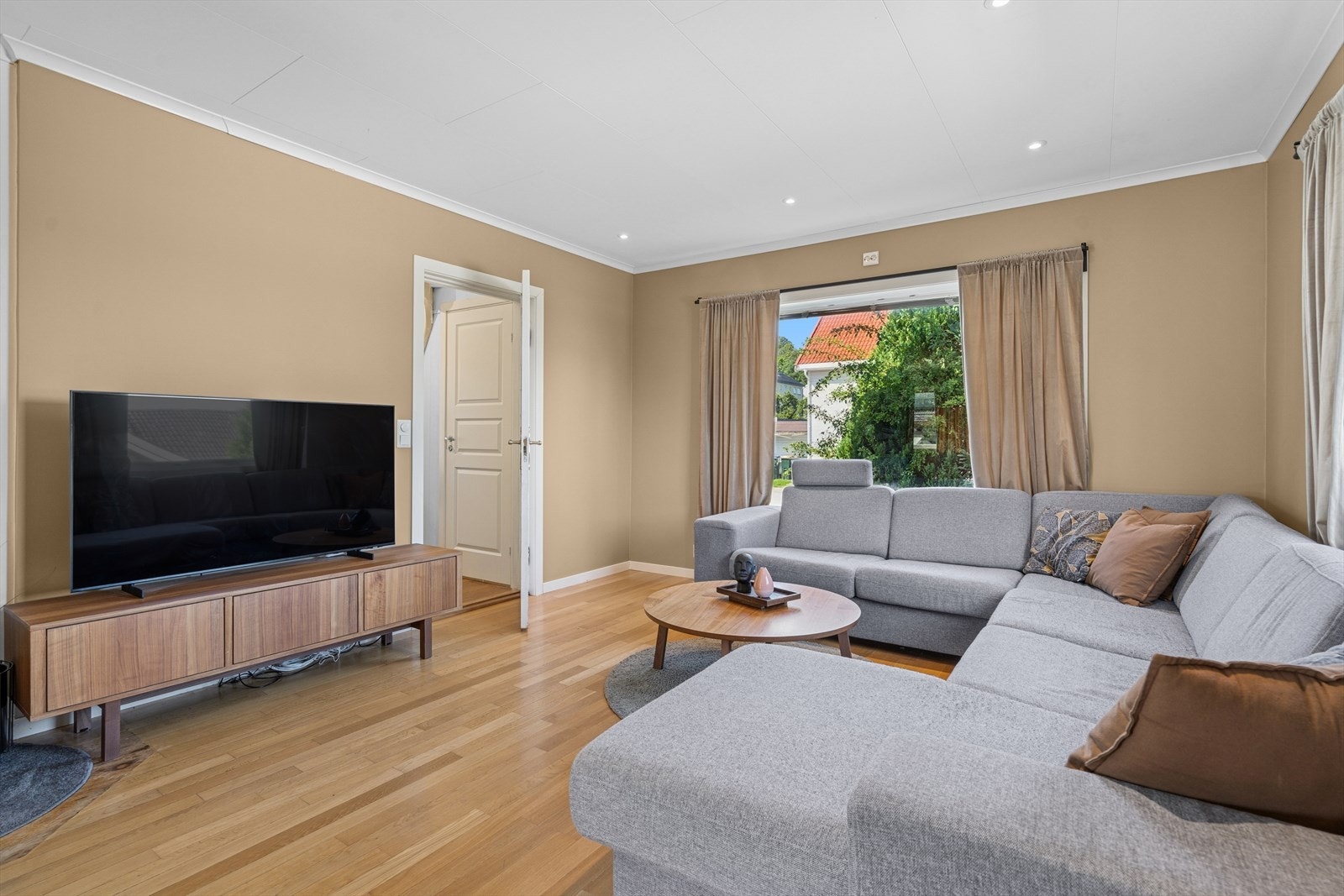 Dagligstue med plass til stor sofa. Galleribilde