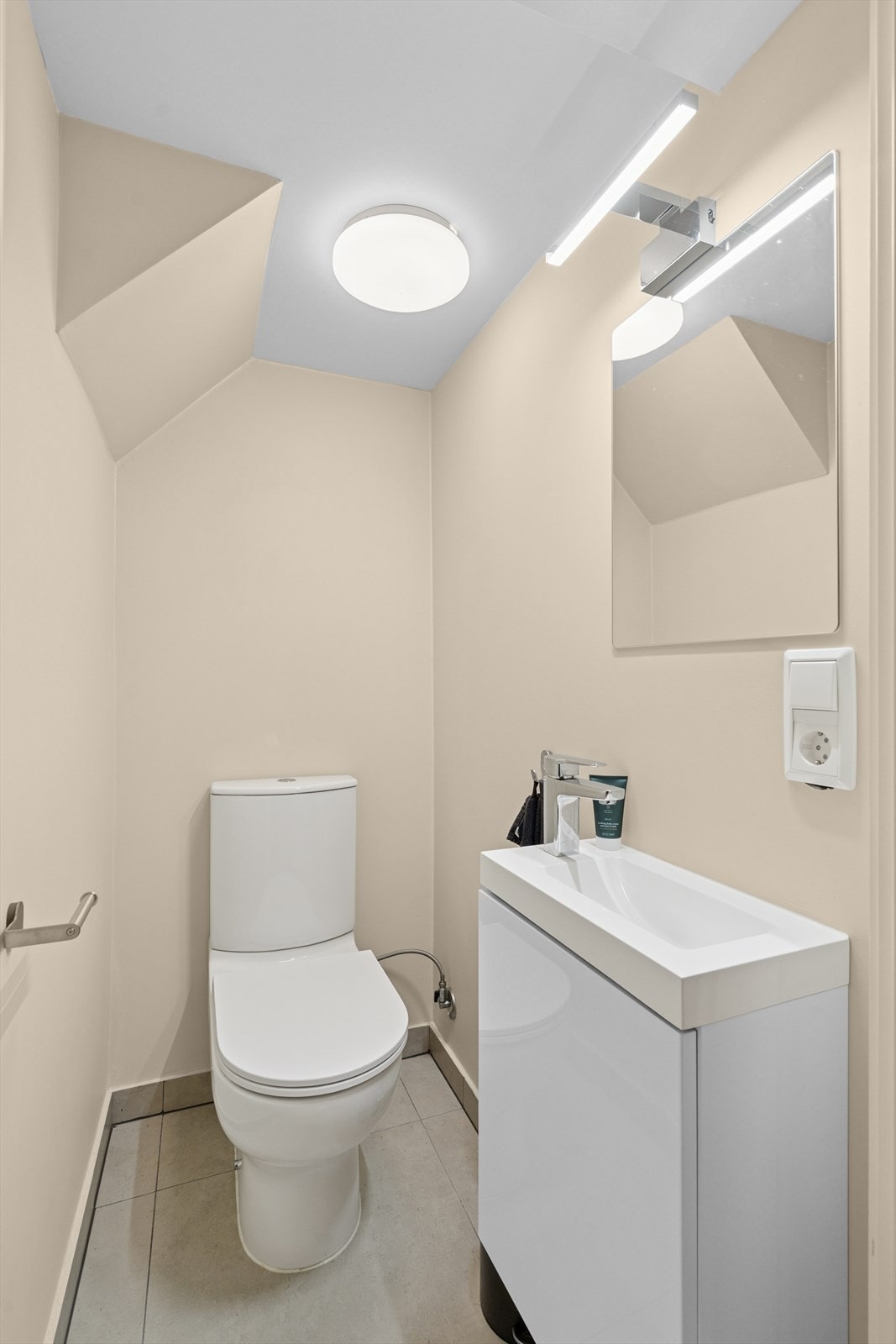 I kjelleren finner du også et separat toalettrom med wc og servant. Galleribilde