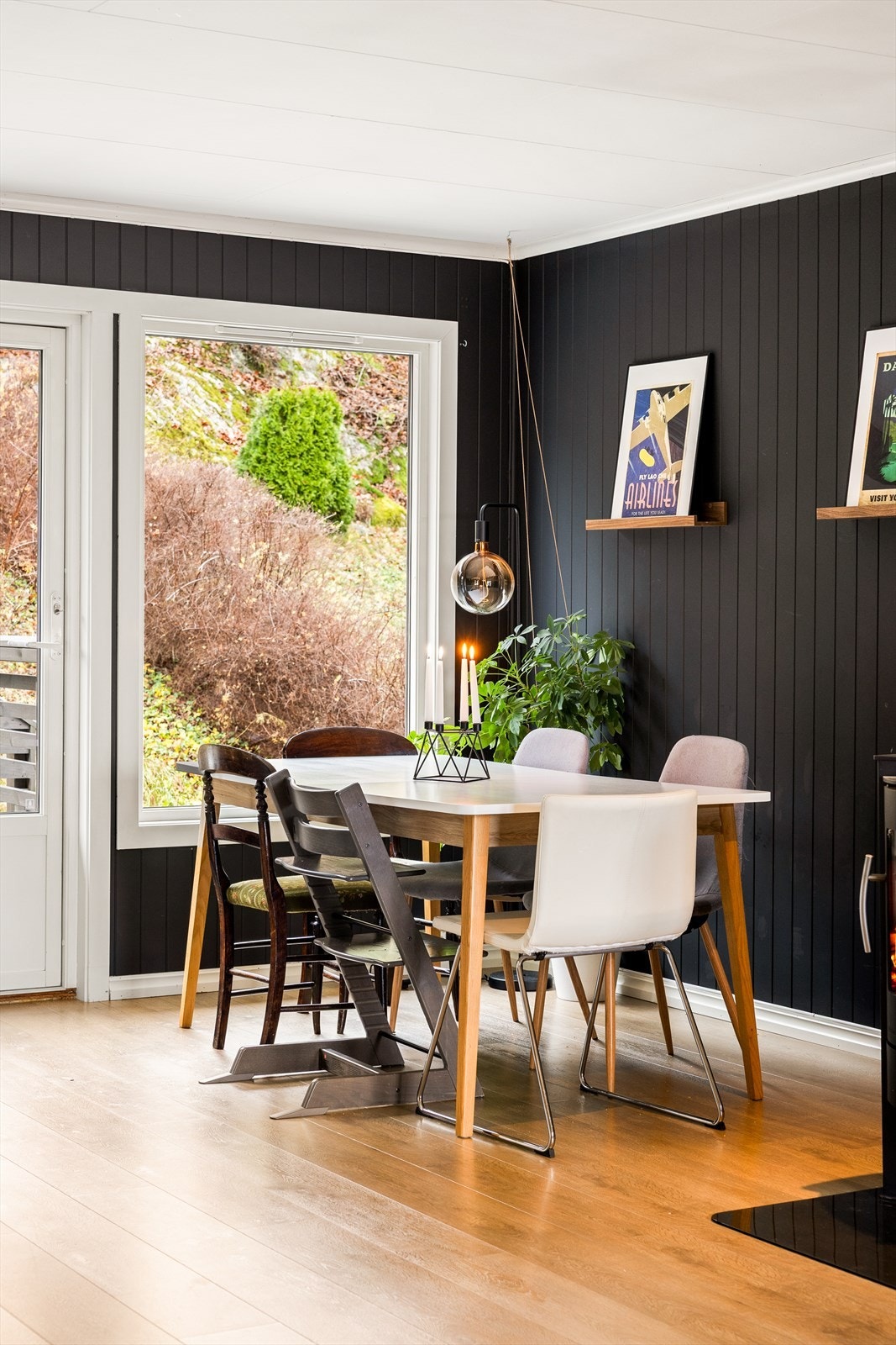 Hyggelig spiseplass i stuen. Herfra er det utgang til stor terrasse. Galleribilde