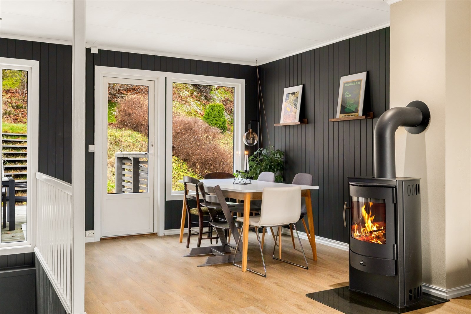 Hyggelig spiseplass i stuen. Herfra er det utgang til stor terrasse. Galleribilde