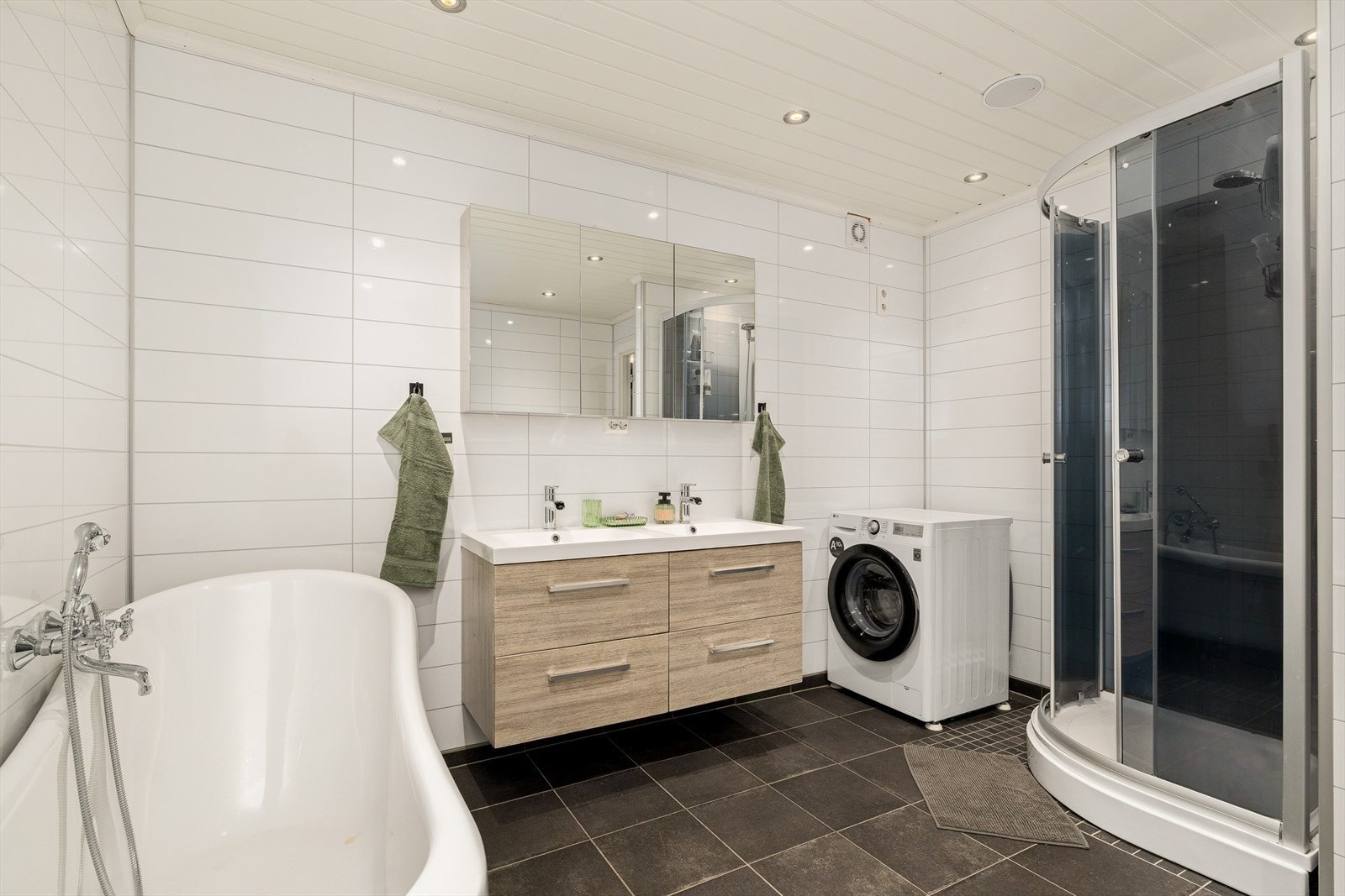 Stort flislagt baderom med varmekabler. Galleribilde