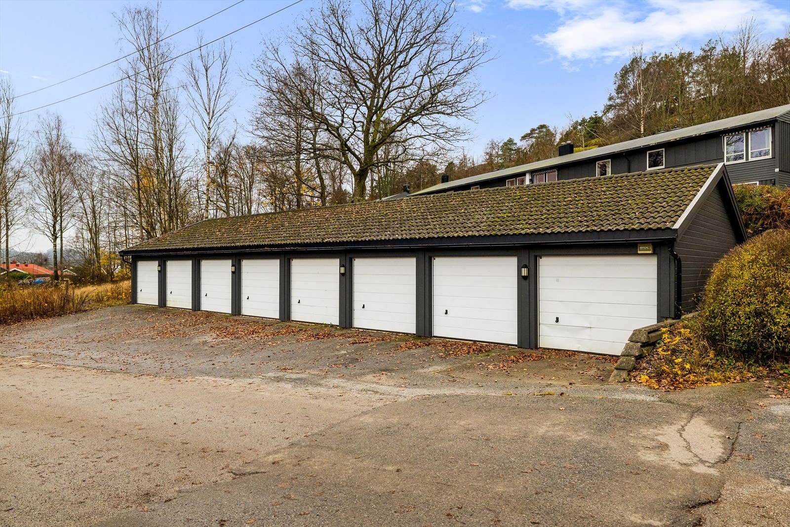 Det medfølger en garasjeplass på asfaltert fellesområde. Galleribilde