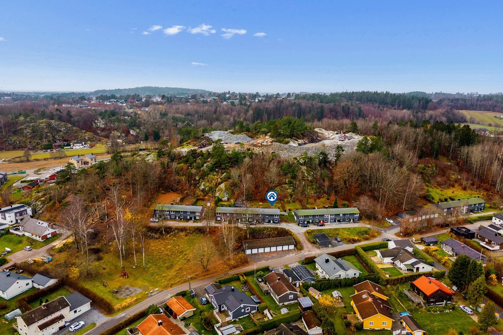 Rekkehuset ligger landlig, solrikt og sentralt til i et veletablert og meget barnevennlig boligområde på Unneberg. Galleribilde