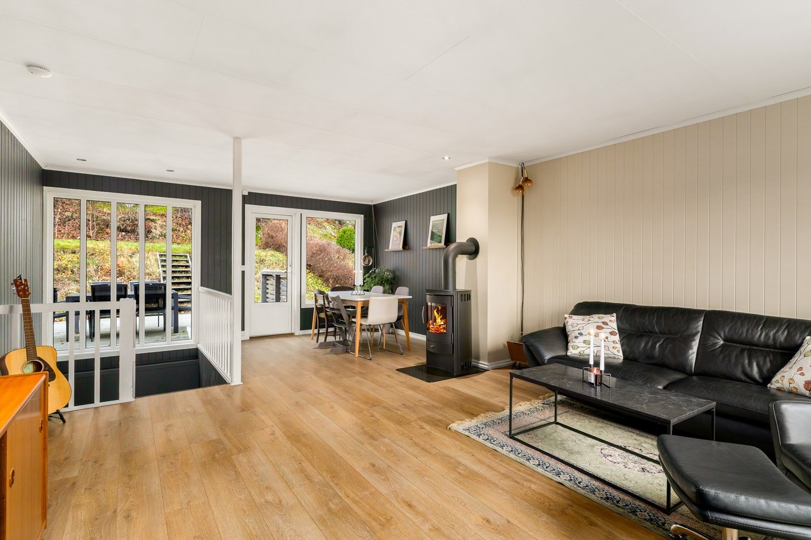 Det er god plass til sofaavdeling og spisebord. Galleribilde