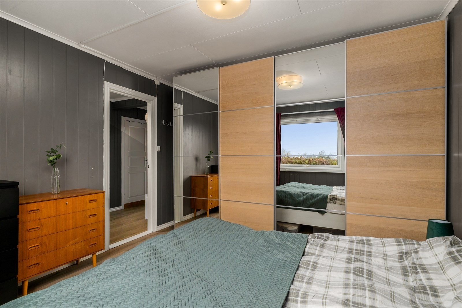 Boligen er innredet med 2 romslige soverom i 1.etasje. Galleribilde