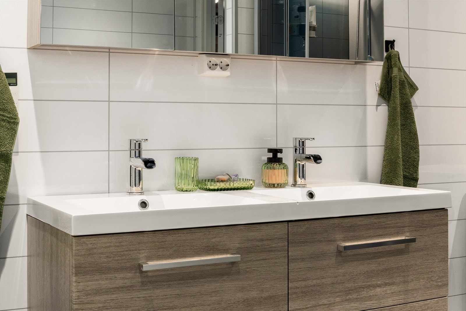 Baderomsinnredning med dobbelservant. Galleribilde