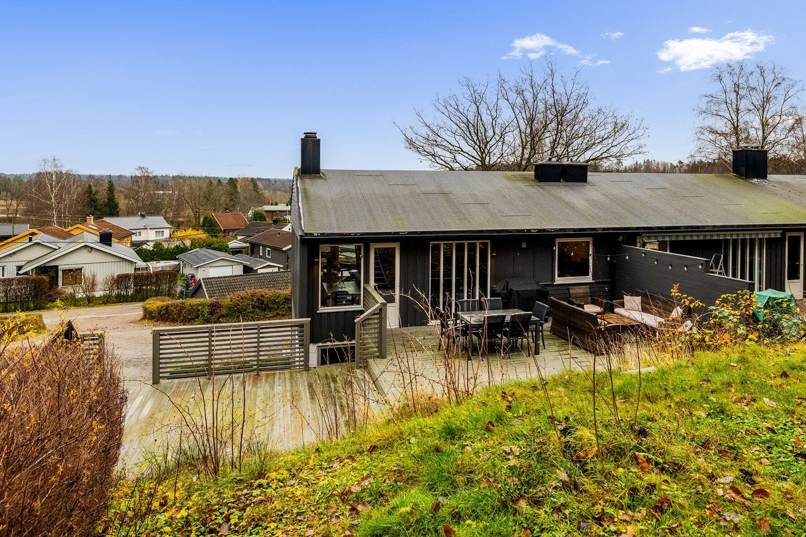 Boligen kan skilte med solrike uteplasser. En stor vestvendt terrasse, og en liten solplass ved inngangspartiet til morgen kaffen. Galleribilde