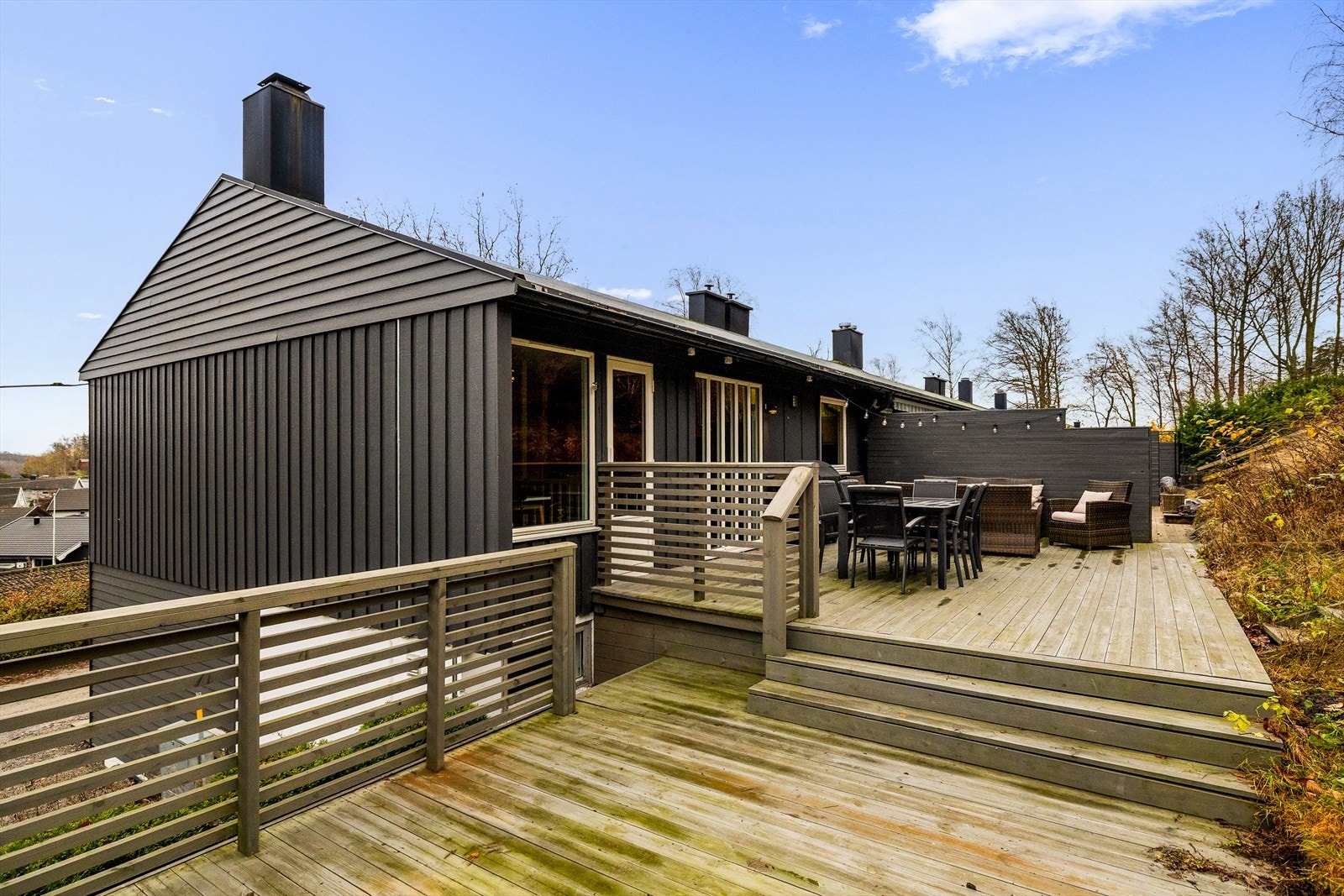 Boligens beliggenhet er meget usjenert og eiendommen grenser mot skogen, så her kan hverdagen nytes i et hyggelig og rolig bomiljø. Galleribilde