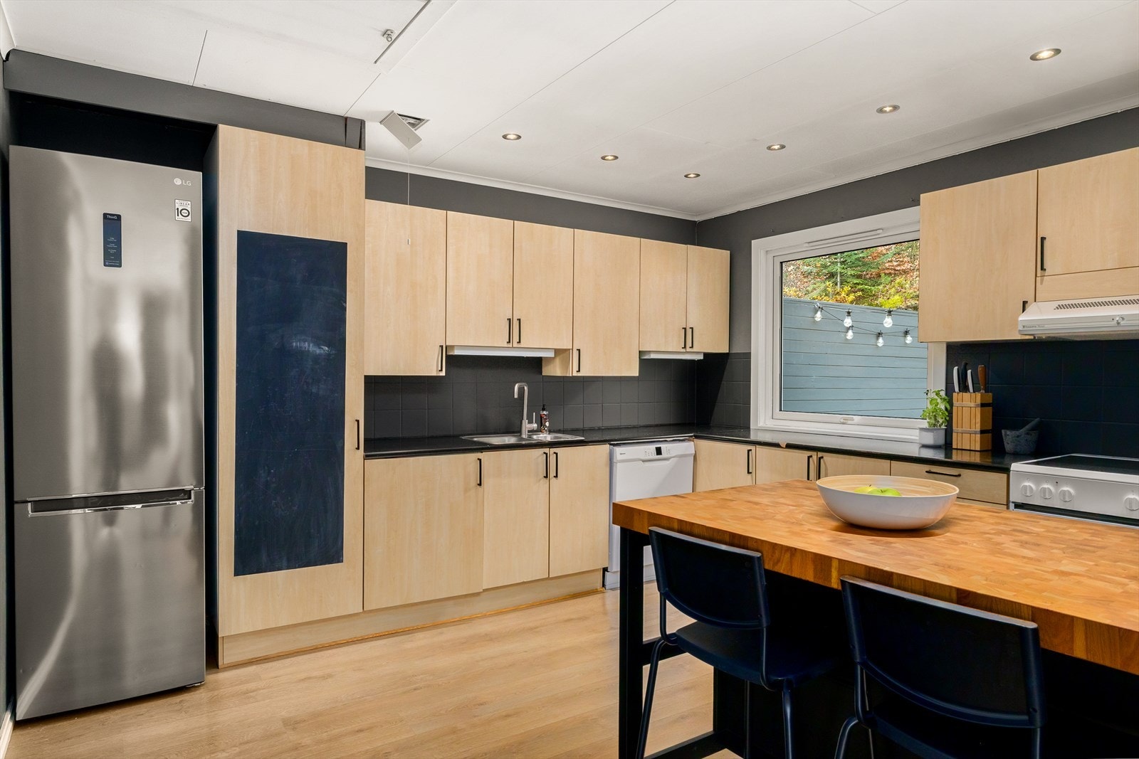 Kjøkkenet har innredning med profilerte fronter og laminat benkeplate. Galleribilde