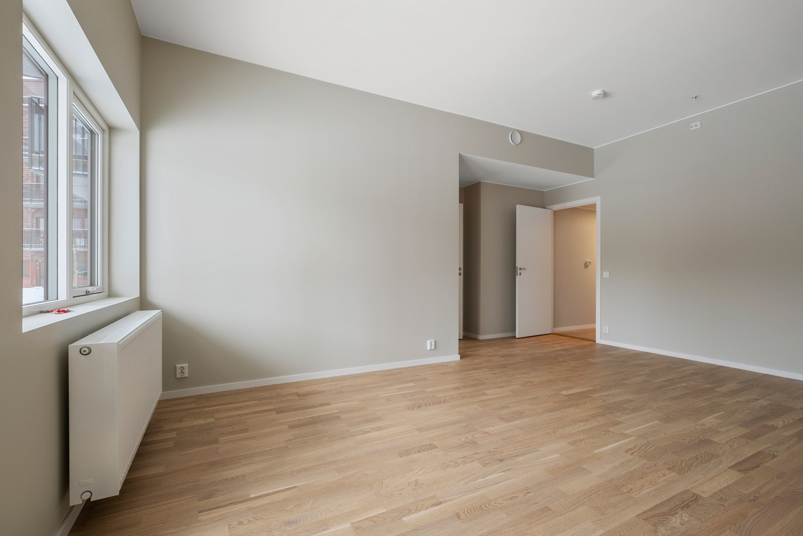 Leiligheten oppvarmes med fjernvarme samt elektriske kabler på bad. Den sto ferdigstilt sommeren 25 og er klar for innflytting Galleribilde