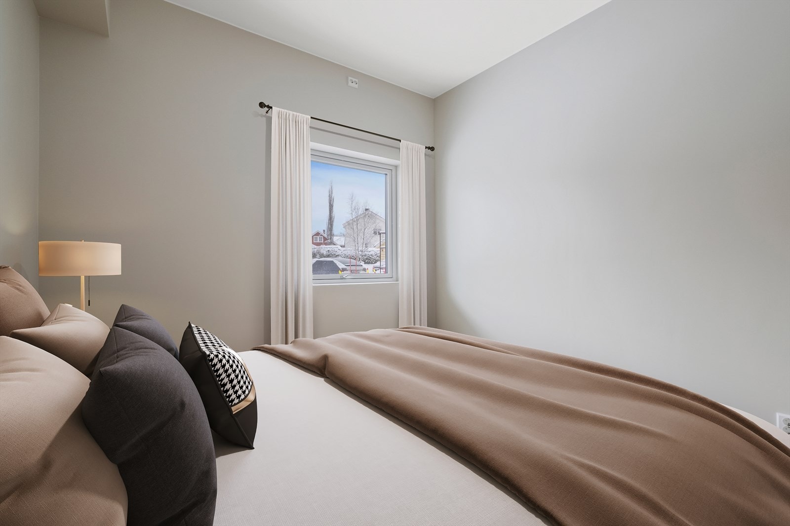 Leiligheten har to flotte soverom, dette på gode 9m². Det største soverommet har også en innvendig bod som fint kan benyttes som walk-in closet Galleribilde