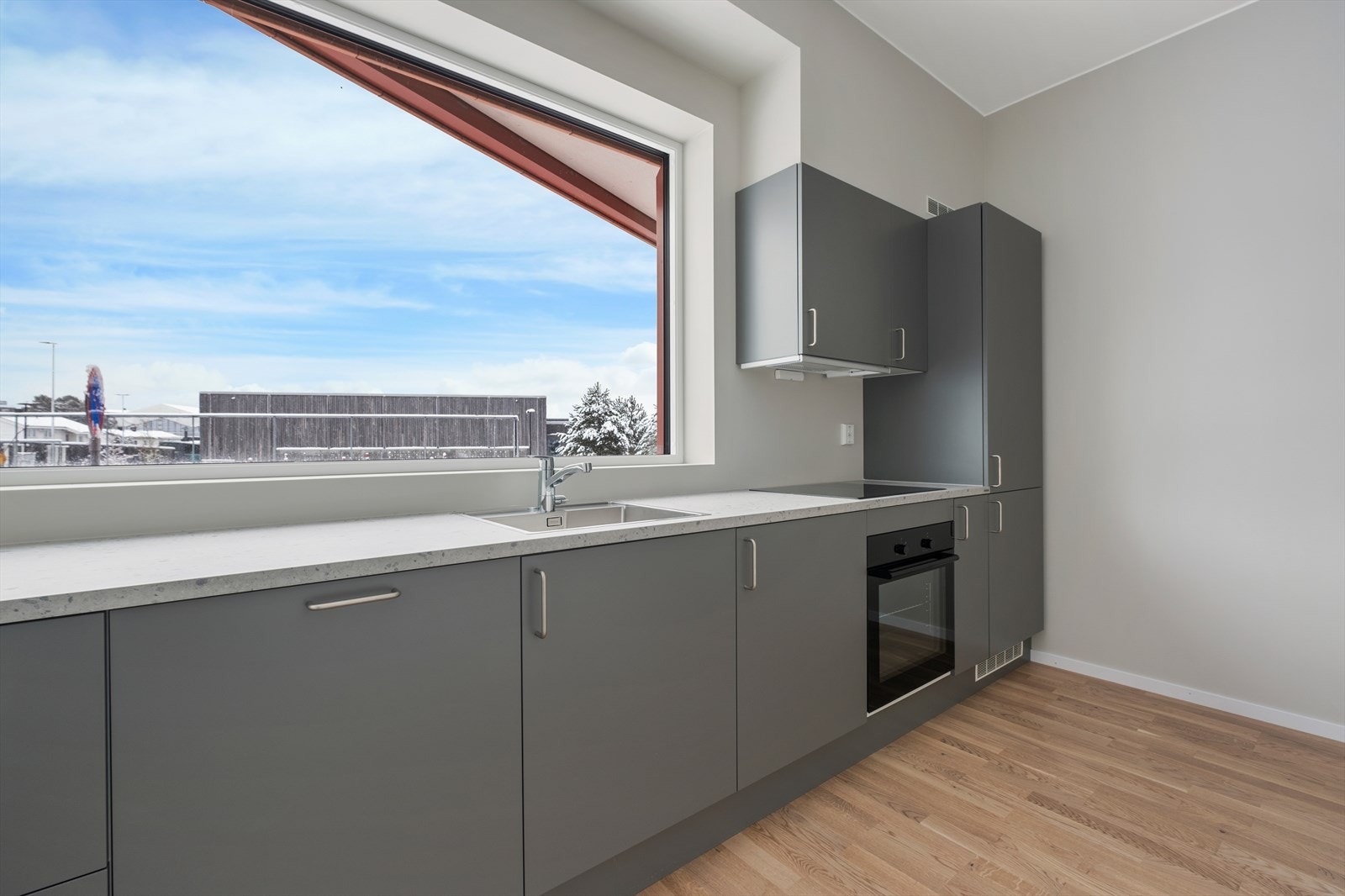 Stort vindu gir rikelig med naturlig lysinnslipp. Fin belysning på romslig arbeidsplass til matlagingen Galleribilde