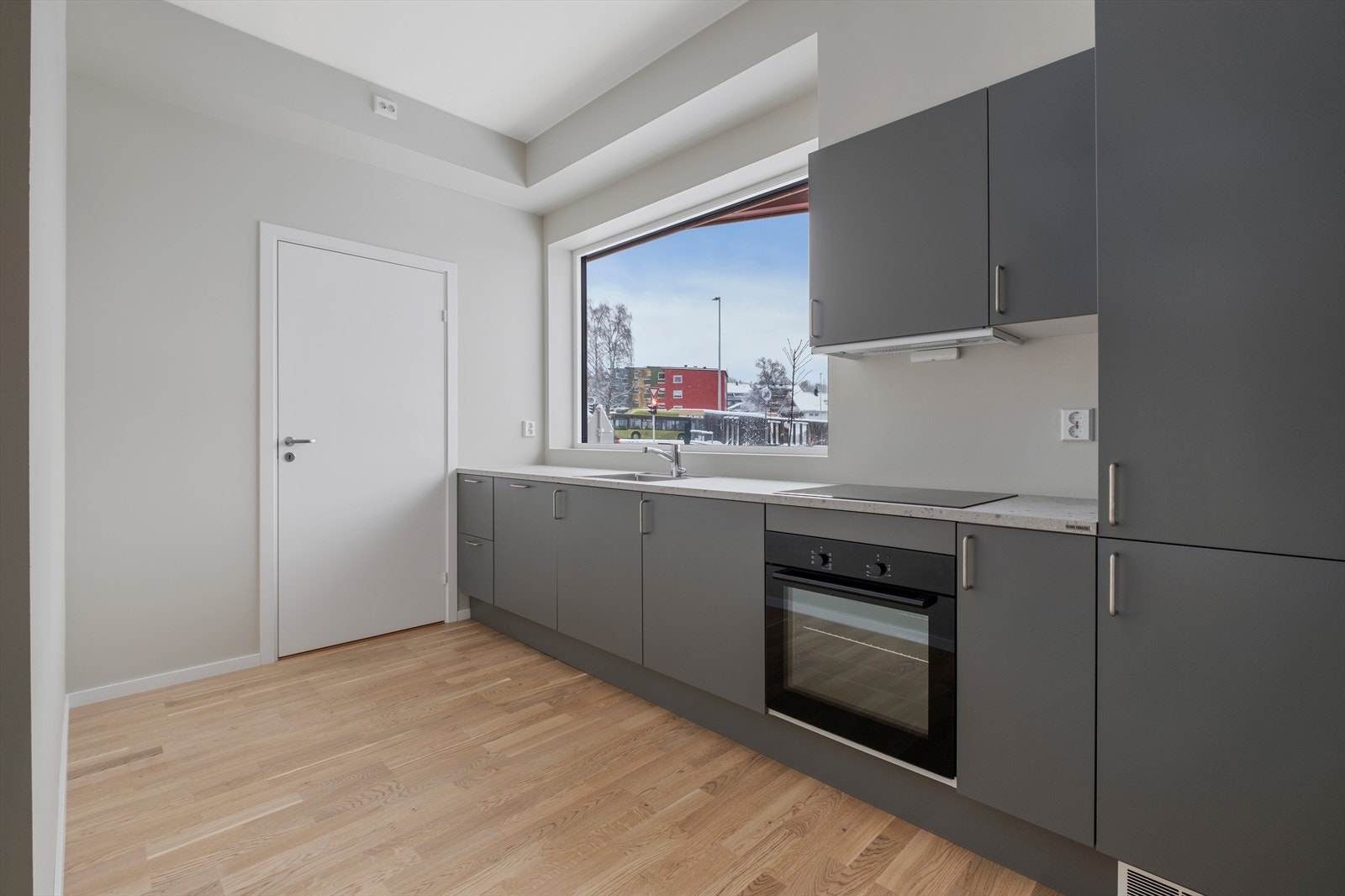 Kjøkkenet er delvis adskilt med stuen. Flott kjøkken fra Svane med integrerte hvitevarer Galleribilde