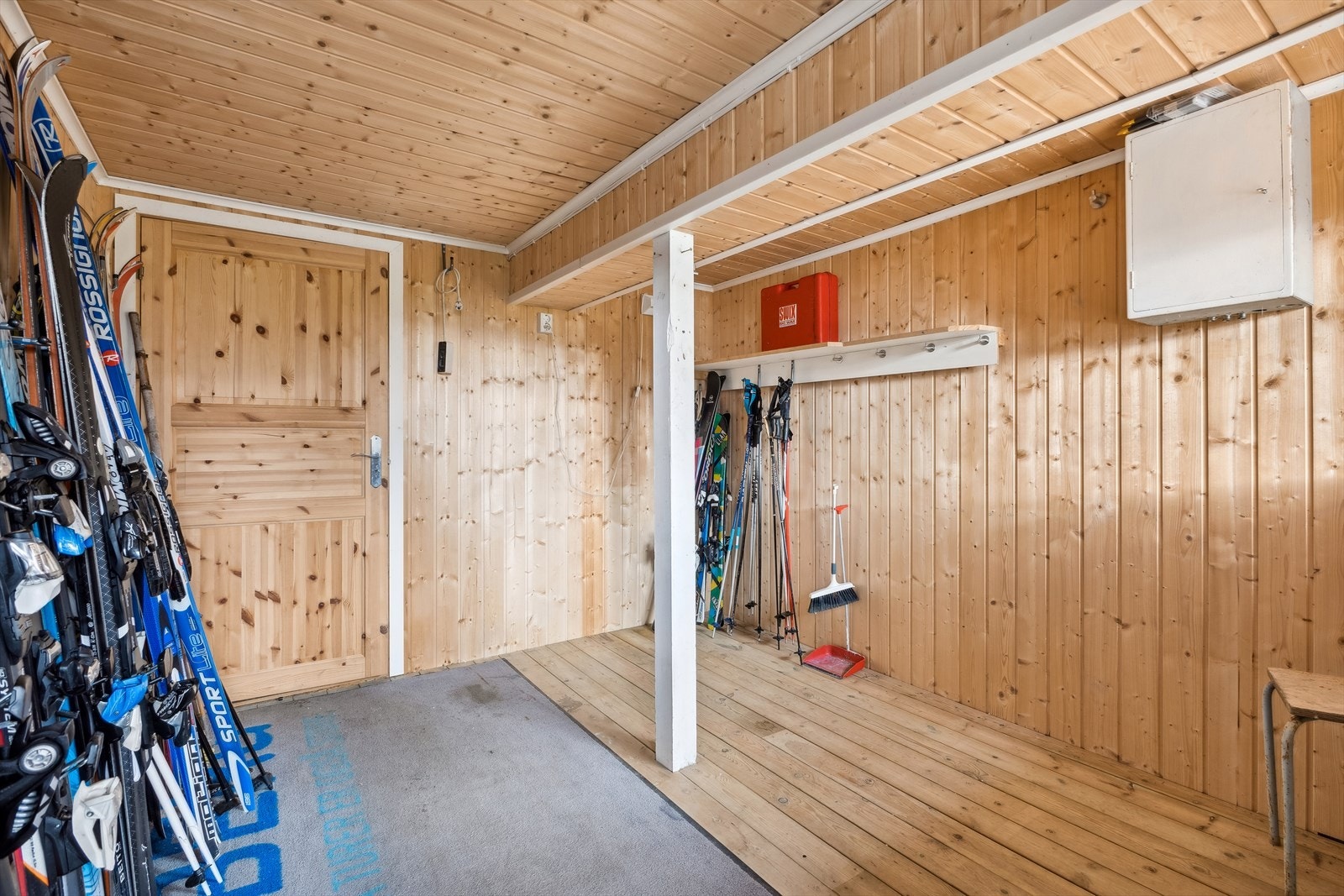 I kjelleren er godt med bodplass for alt skiutstyr og annet du trenger å oppbevare Galleribilde