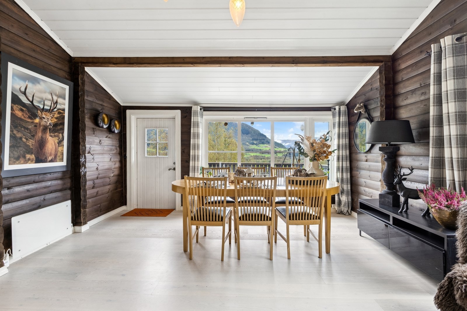 Fra sofaen kan utsikten nytes Galleribilde