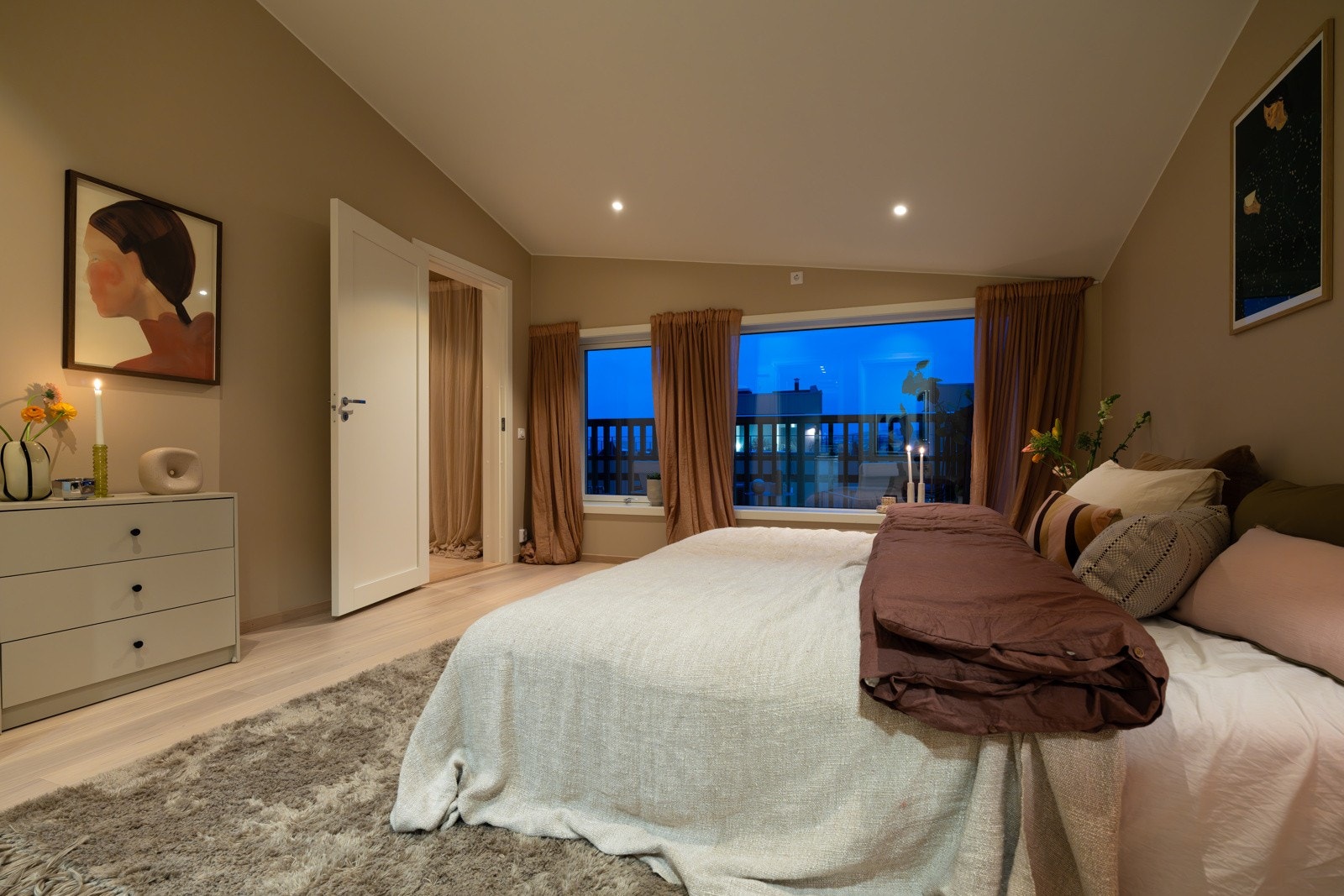 Hovedsoverommet er av god størrelse, med plass til dobbeltseng, nattbord og annet møblement. Galleribilde