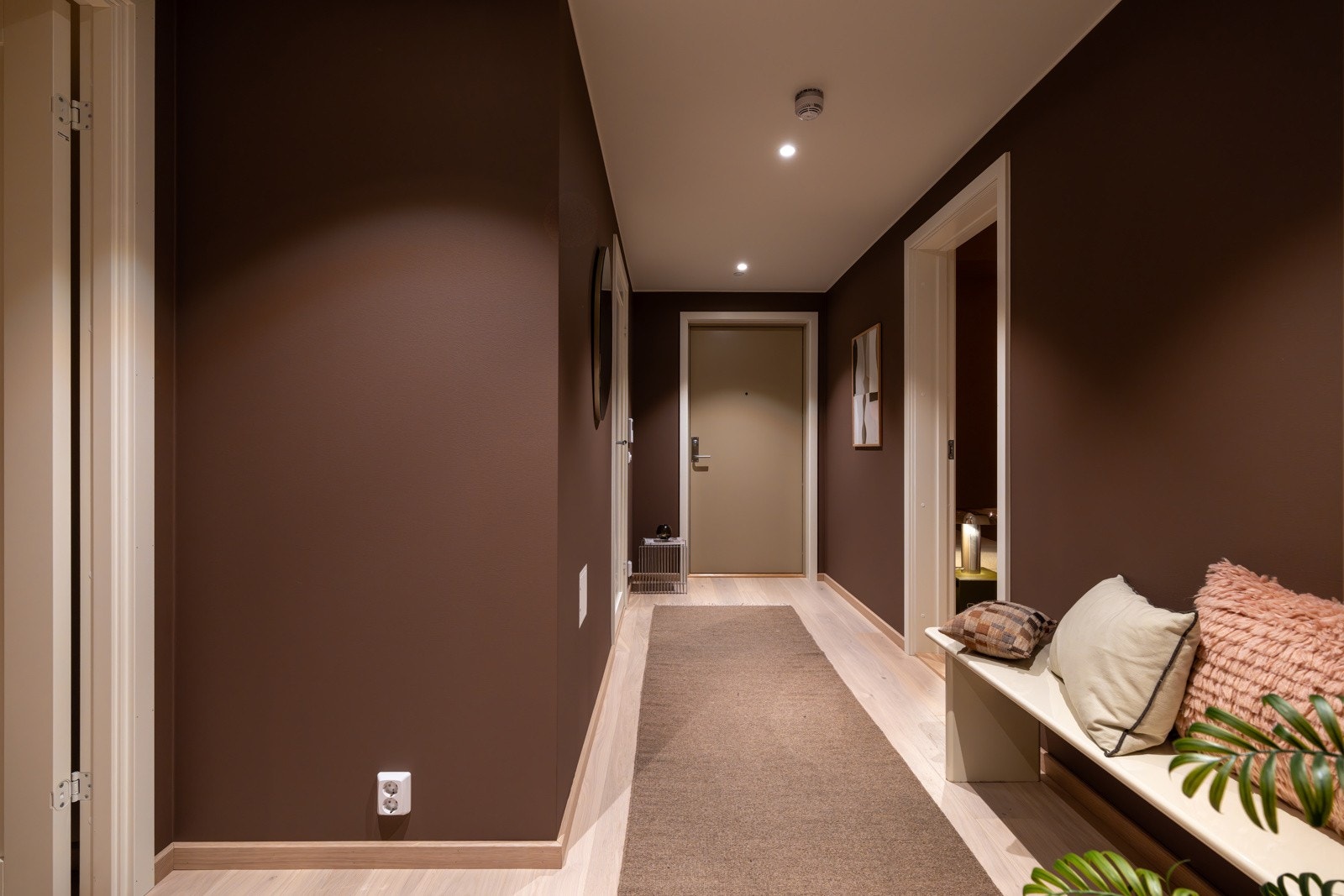 Når du kommer inn i leiligheten blir du møtt av en lys og innbydende entré som gir et godt førsteinntrykk. Galleribilde