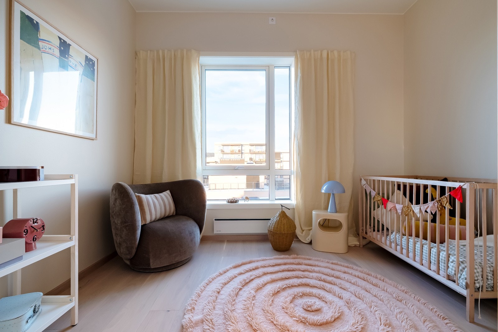 Med tre soverom er leiligheten godt tilpasset både barnefamilier, gjester eller hjemmekontor. Galleribilde