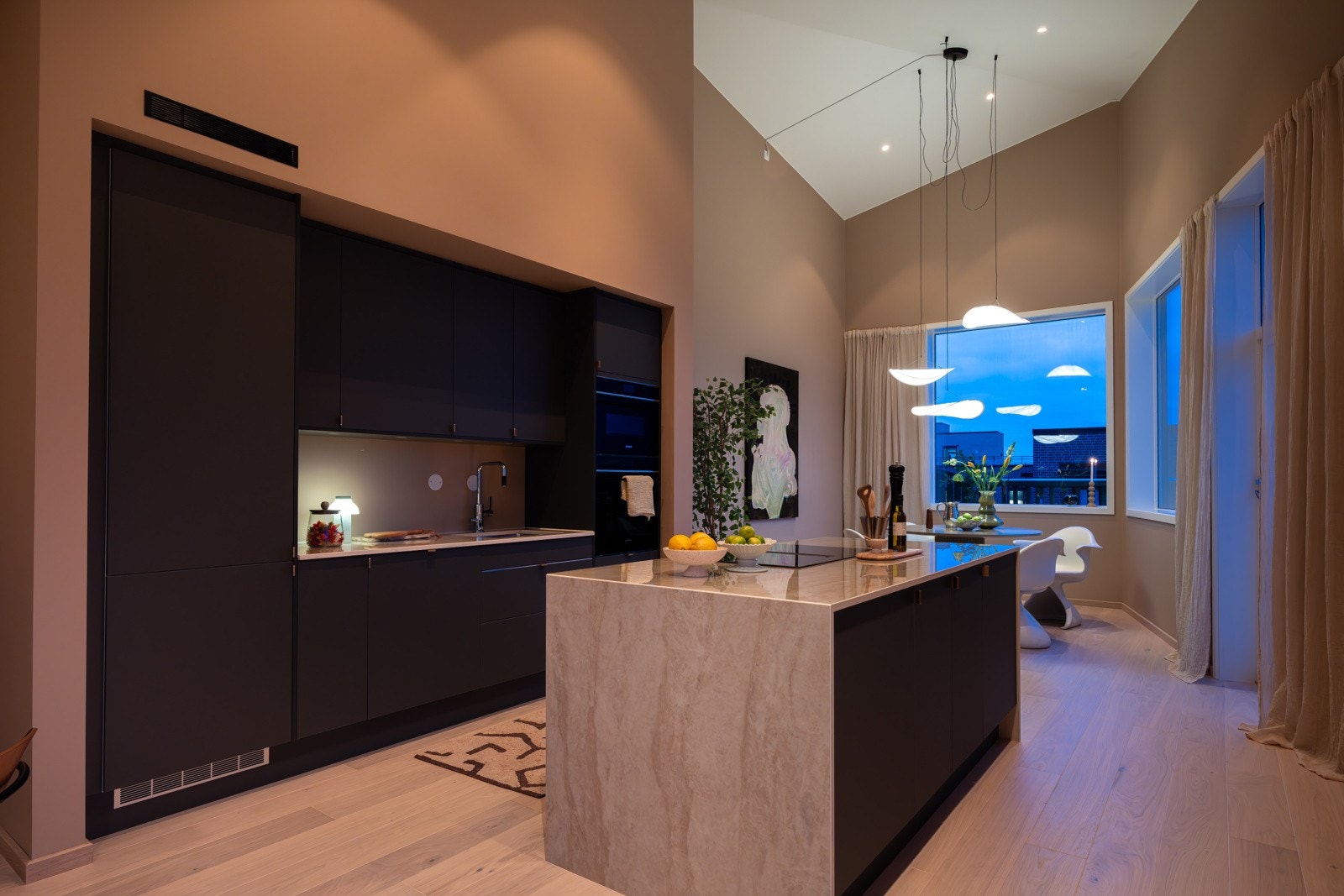 Kjøkkenet er fra Sigdal (2026) og har slette fronter, Dekton keramisk benkeplate og underlimt oppvaskkum. Galleribilde