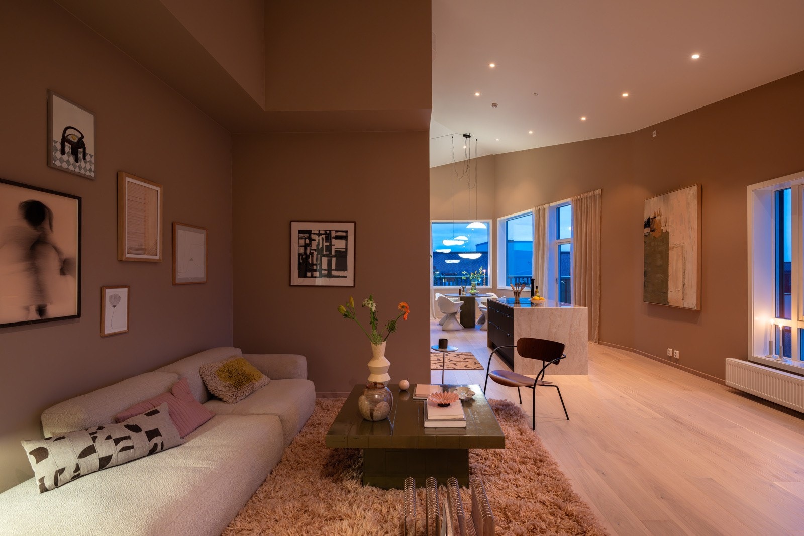 Store vindusflater fra flere himmelretninger, samt utgang til to balkonger, sørger for rikelig med naturlig lys. Galleribilde