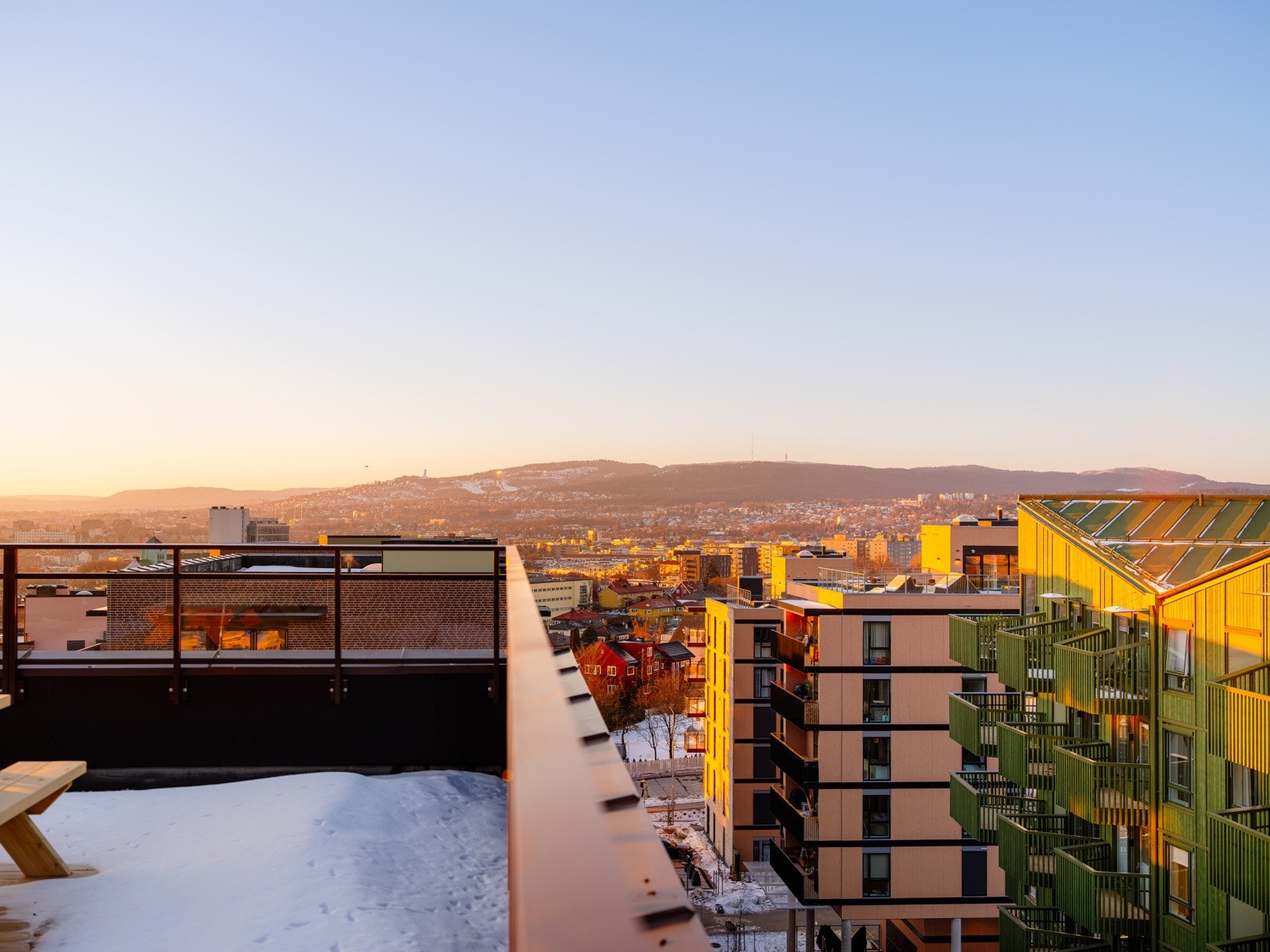 Her er det gode solforhold hele dagen og flott utsikt. Galleribilde