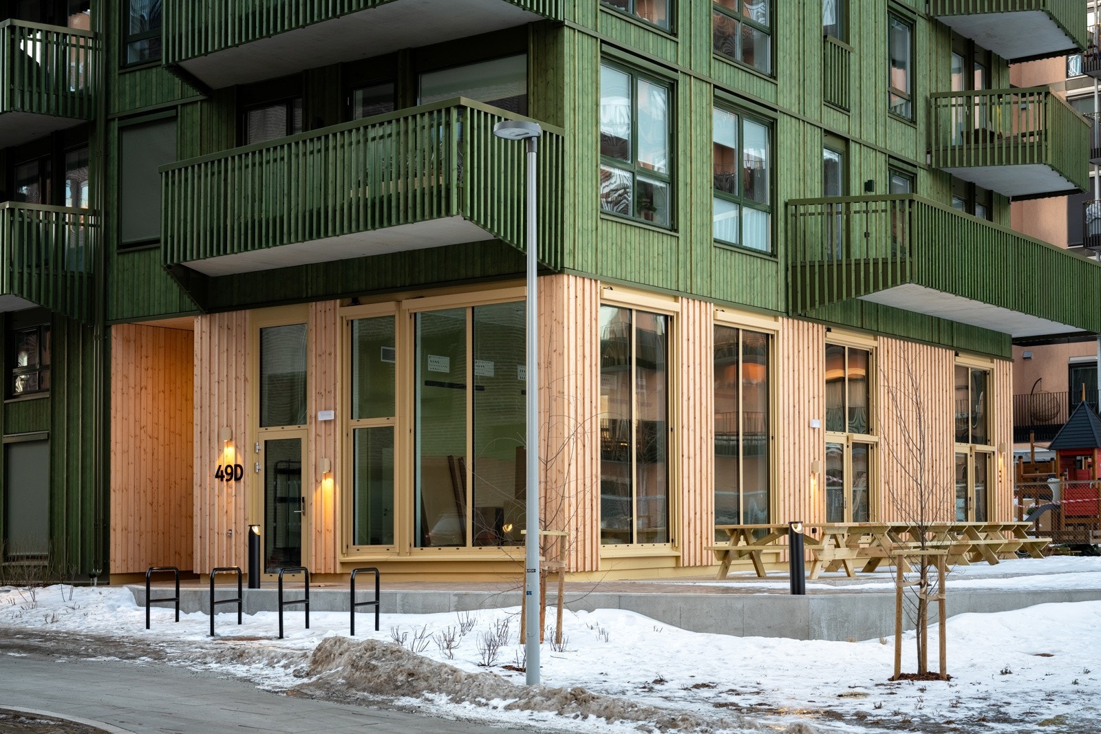 Som beboer får du tilgang til flotte fellesfasiliteter som takterrasser med fantastiske sol- og utsiktsforhold, to gjesterom med eget bad, et selskaps- og festlokale med kjøkken, samt møterom og arbeidsplasser perfekt til hjemmekontor eller studier. Galleribilde