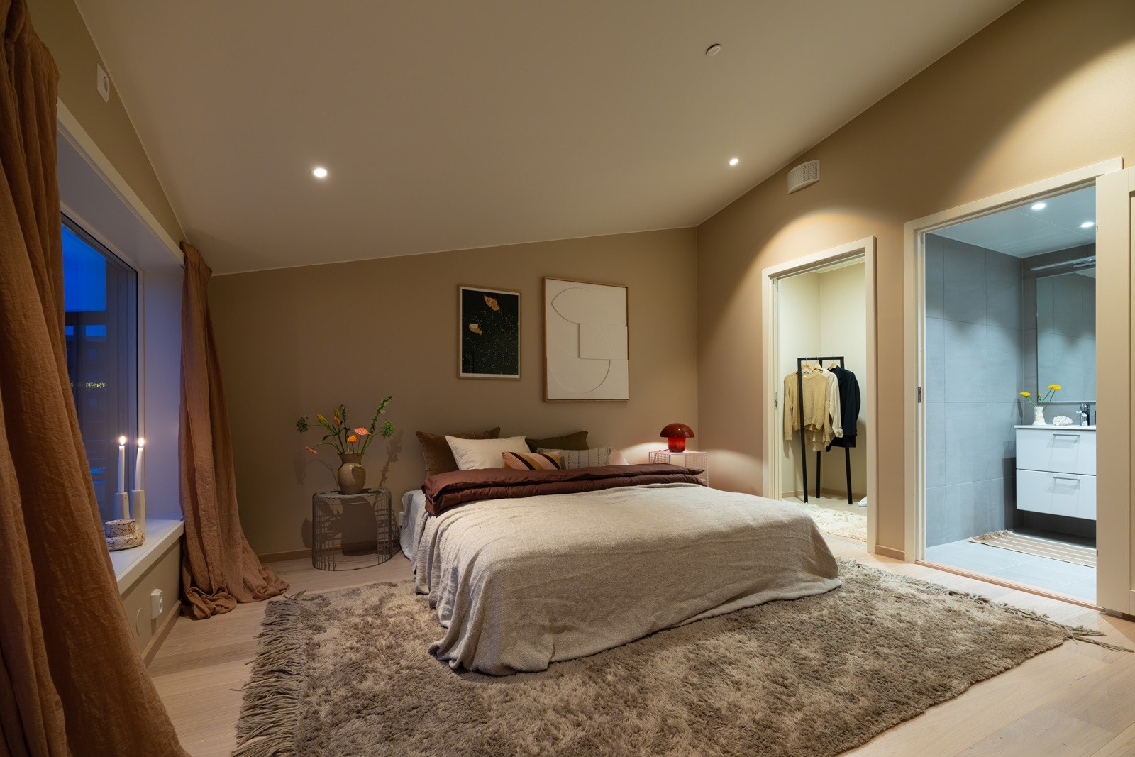 Herfra er det direkte adkomst til ett av badene, samt en innvendig bod med god plass til ulike garderobeløsninger. Galleribilde