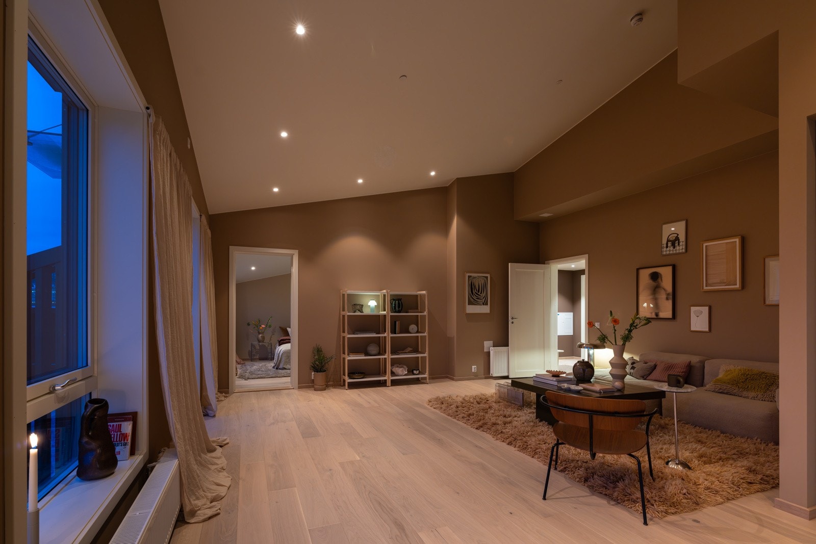 Stuen har en åpen og velfungerende løsning med kjøkkenet, noe som skaper et hyggelig og sosialt oppholdsrom. Galleribilde