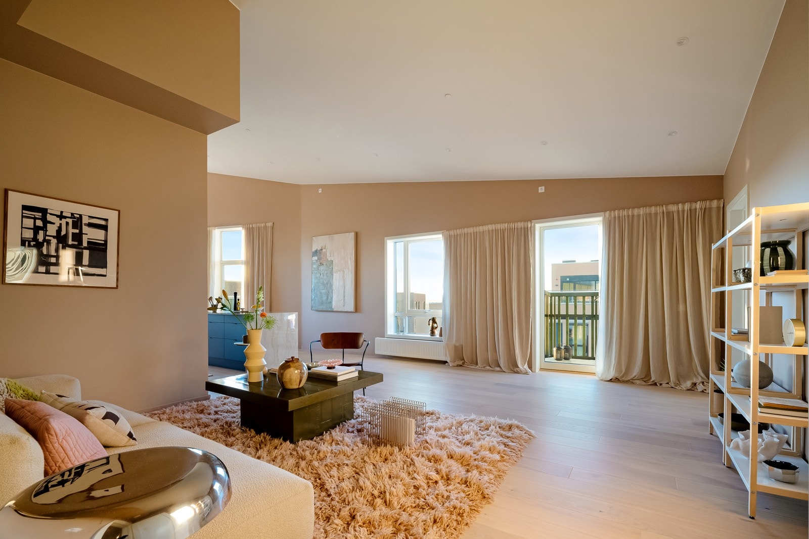 Leiligheten fremstår som gjennomført med delikate og tidløse overflater, samt pen en-stavs eikeparkett på gulvene. Galleribilde