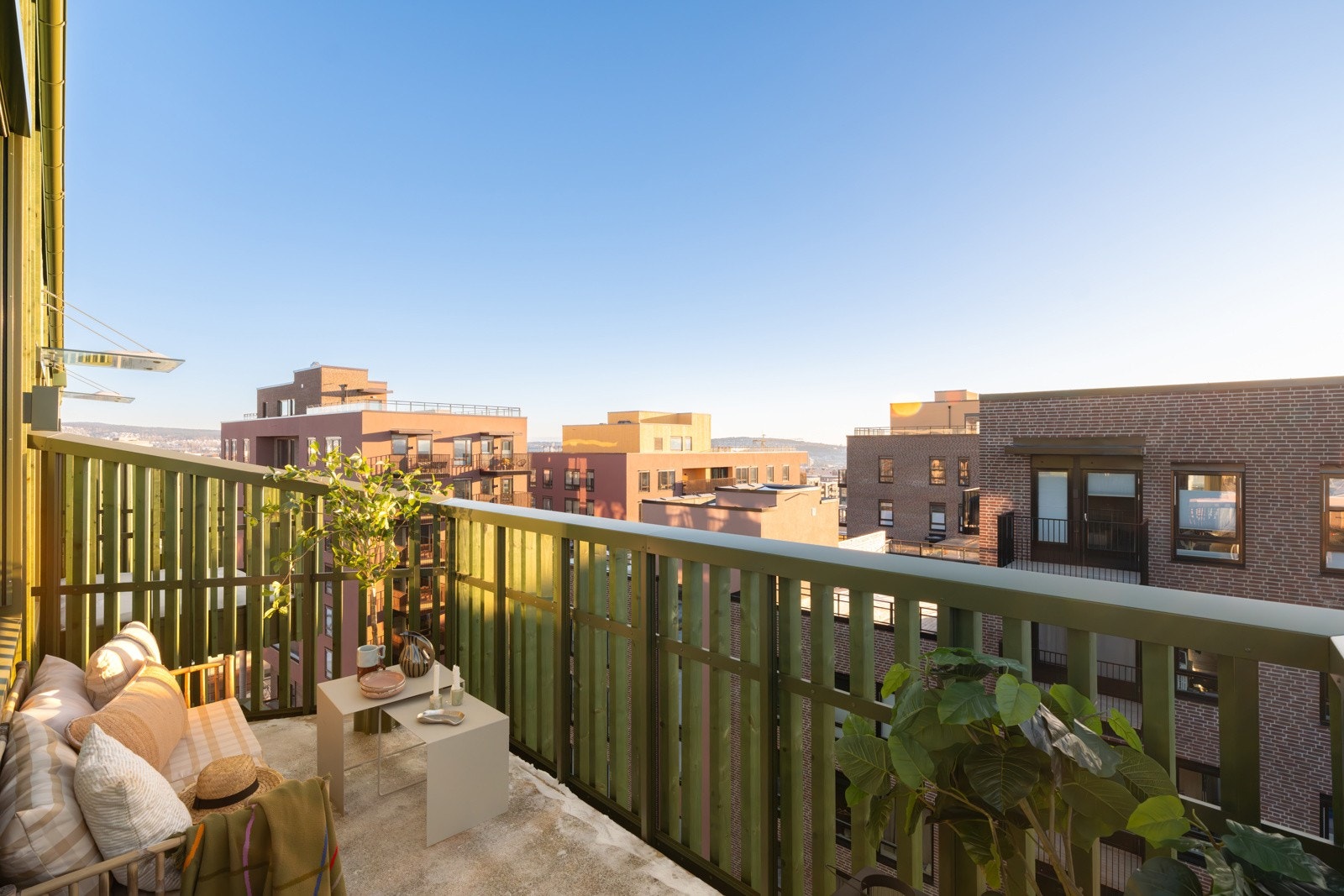 Balkongen vender mot sydvest og byr på gode solforhold. Galleribilde