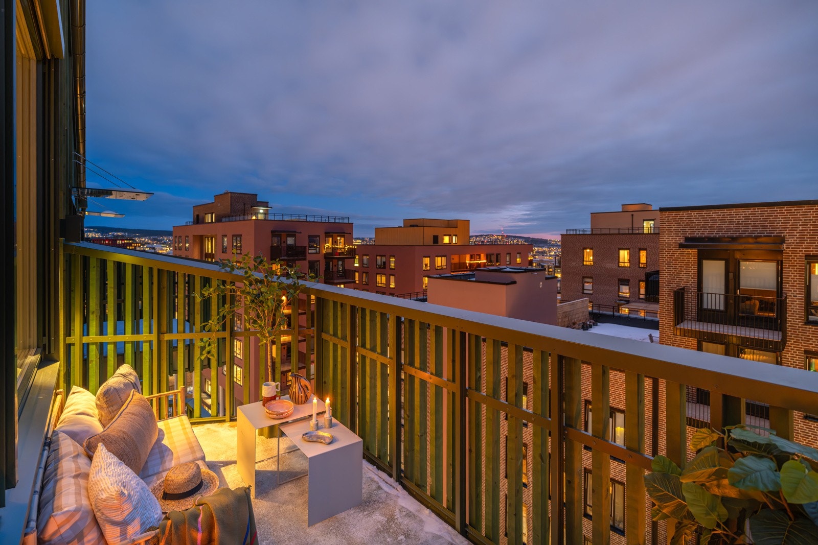 Her har du plass til utemøbler, grill og planter. Galleribilde