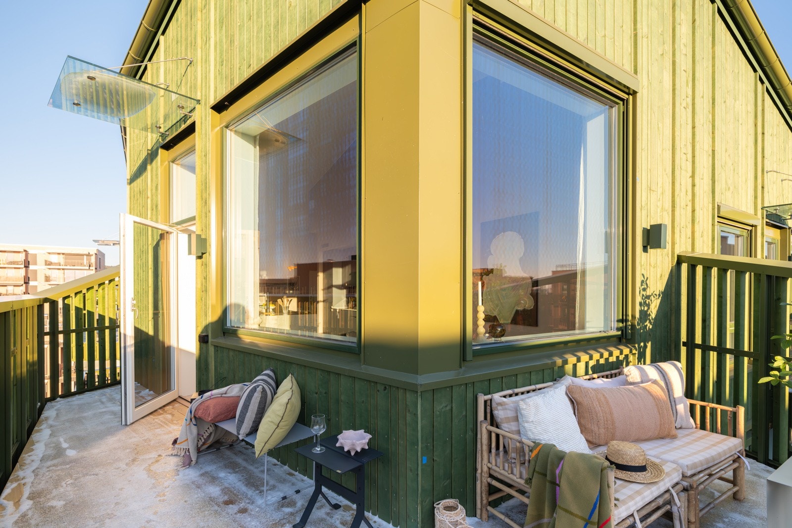 Balkongen vender mot sydvest og byr på gode solforhold. Galleribilde