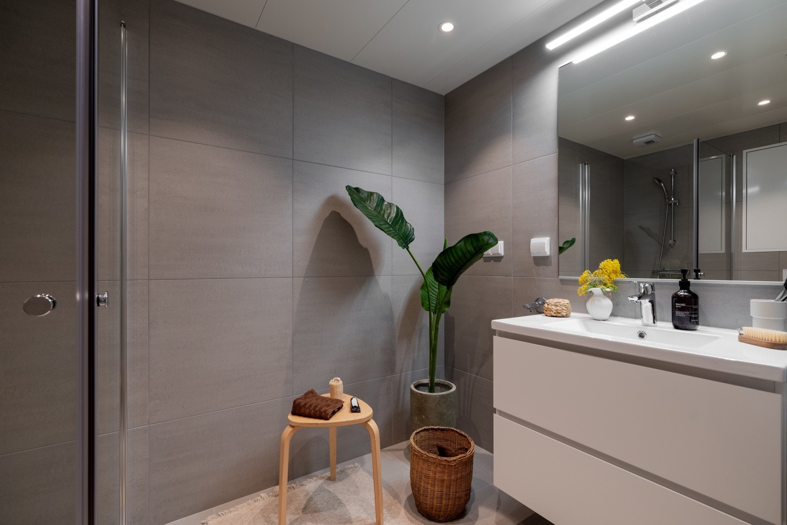 Vegger og gulv er flislagt, med varme i gulvet, og downlights i himlingen som gir et stilrent og innbydende uttrykk. Galleribilde